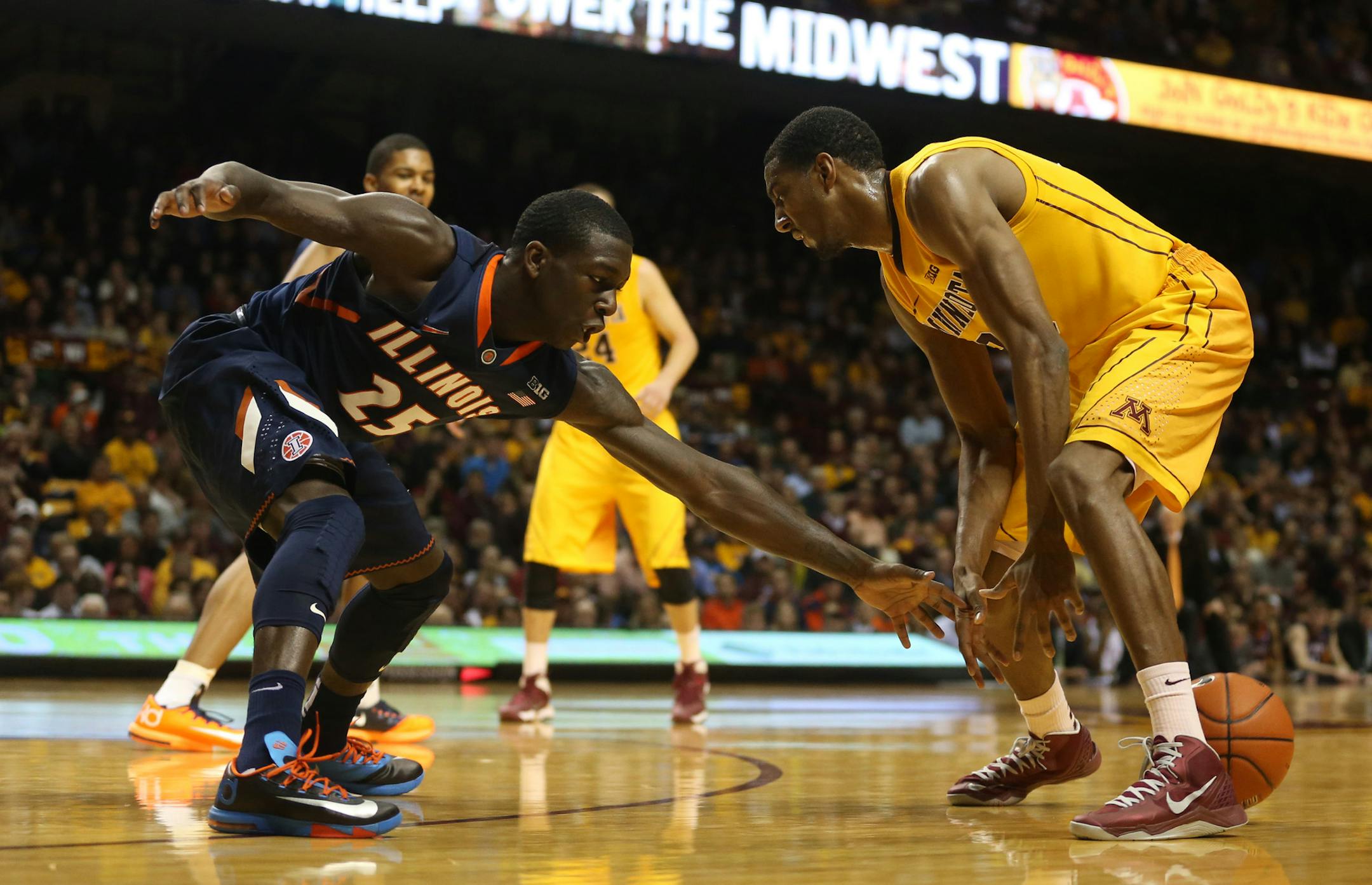 Gopher Austin Hollins lost the ball between hist legs while being guarded by Illinois Kendrick Nunn during the second half at Williams Arena Wednesday, February 19, 2014. Gophers lose to Illinois 62-49. ] (KYNDELL HARKNESS/STAR TRIBUNE) kyndell.harkness@startribune.com