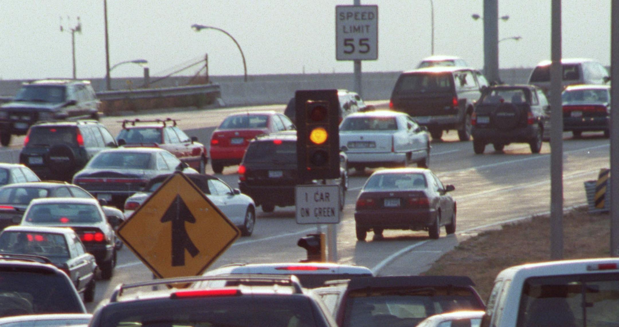 GENERAL INFORMATION: Minneapolis,MN. Monday 10/16/2000 The first day of a study of the effectiveness of metered freeway ramps turned off during rush hour commute.
IN THIS PHOTO: Congested entry unto westbound 394 from 12th and Hawthorne ramp, where it merges with the traffic from the 3rd St ramp and the Washington Av entry,- traffic is always heavy in this area, but usually there is more space to merge. ( taken between 5 and 5:30pm).