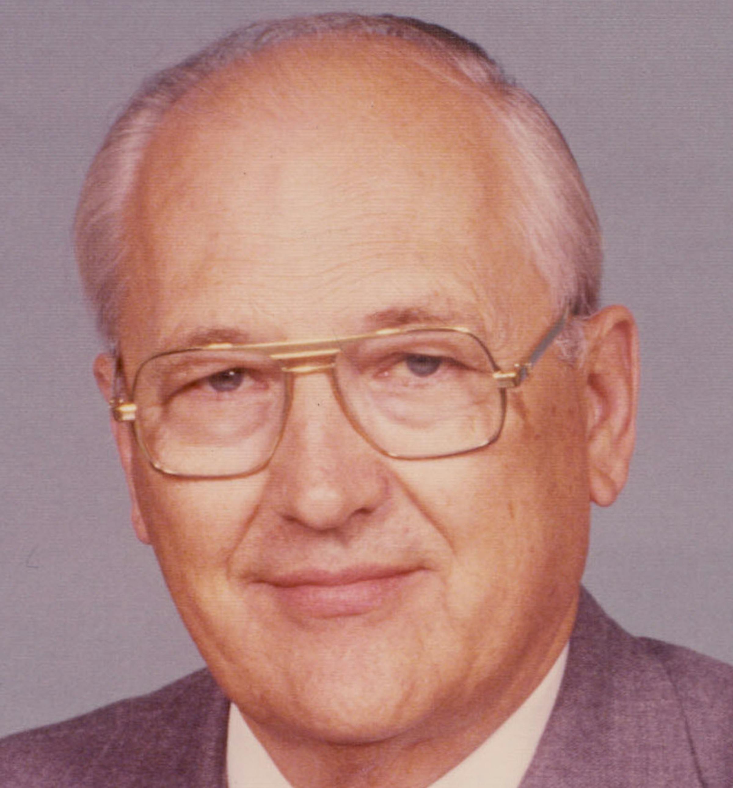 Obituary: Earl Holcomb, longtime St. Paul funeral director