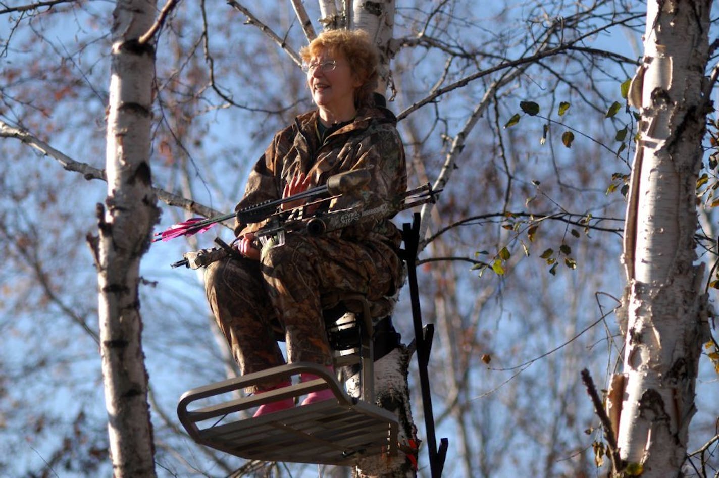 Marleen Odahlen- Hinz sits in her tree stand in the Tammarack Nature Center. GENERAL INFORMATION: White Bear Lake,MN. Wednesday 10/22/2003 A small team of archers begins hunting deer in a Ramsey County Park, close by many residential streets. It's part of an effort to cull the county's deer herd, which has grown greatly in the northern part of the county. About 500 were hit by cars last year, costing an average of $2000 per car, making the extra deer a costly problem, officials say.