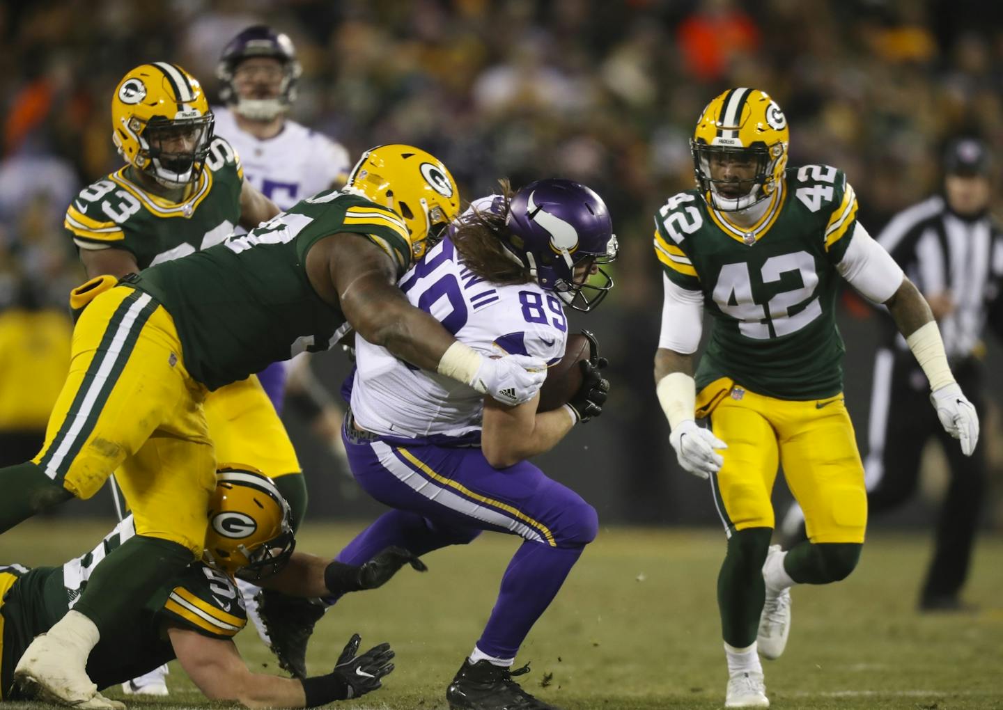 David Morgan (89) for a 23 yard gain in the third quarter before being stopped by Green Bay Packers nose tackle Kenny Clark (97).