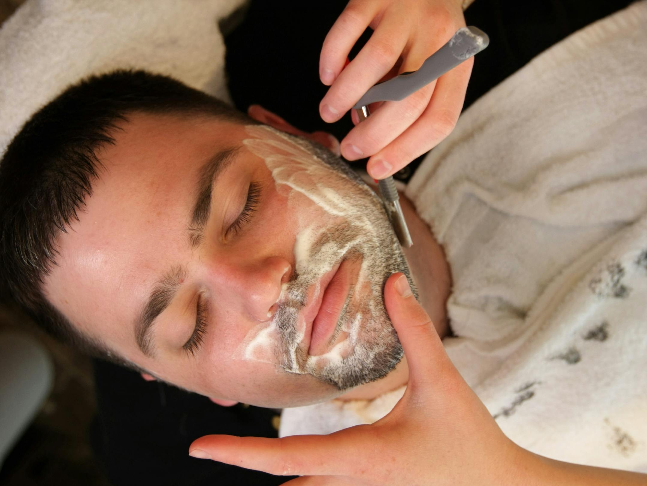 TOM WALLACE &#xef; twallace2@startribune.com Assign#00003144A Slug: shave06xx May 28, 2008 [Master Barber,Tina Kawlewski shaved Justin Dretsch at Heimie&#xed;s Haberdashery at 400 St Peter Street, St Paul. The trend of straight razor shaves are back in as the thing to do for men. Justin in the heat of the shave.