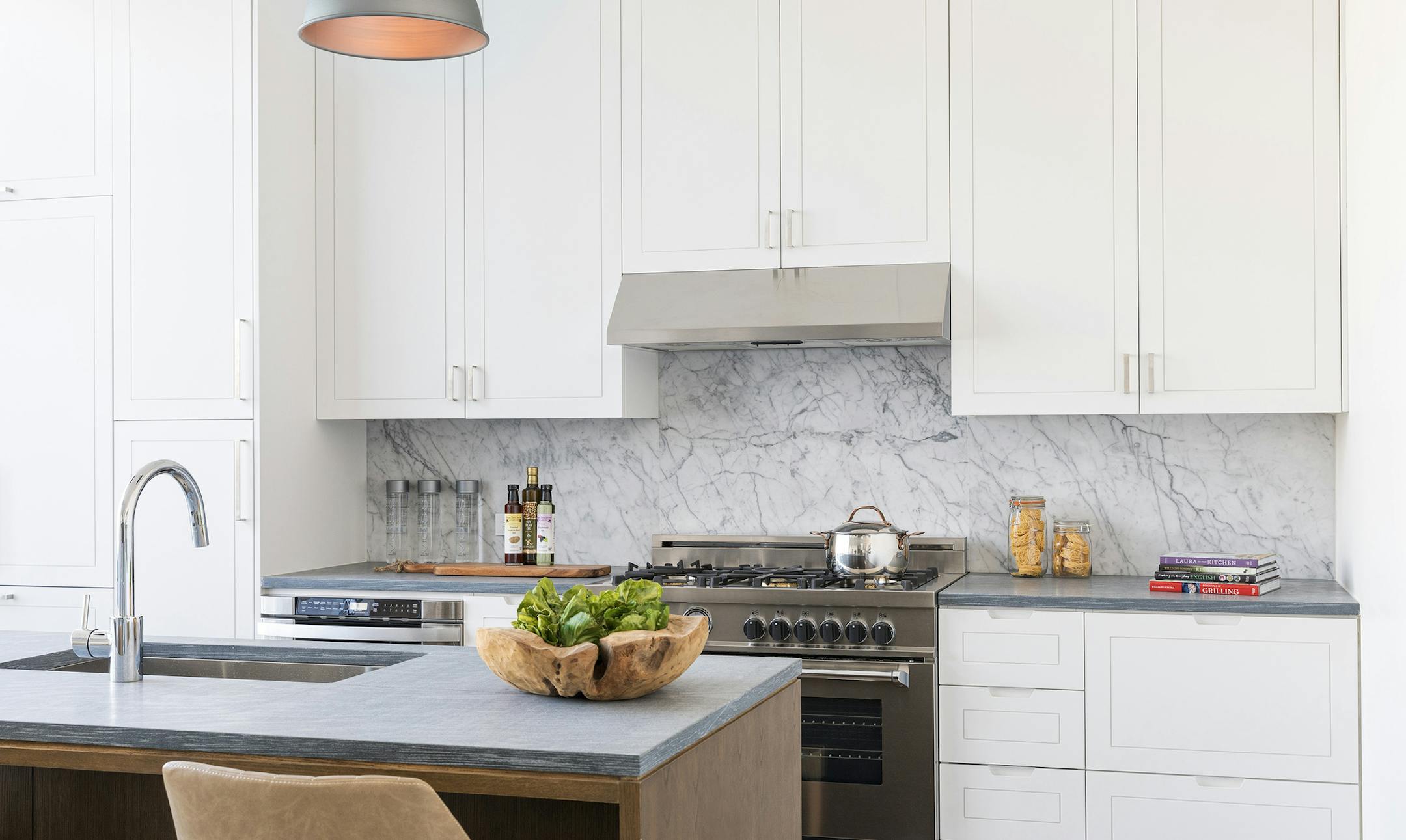 White remains a popular kitchen cabinet color and pairs well with materials such as marble and stone. (Design Recipes) ORG XMIT: 1234171