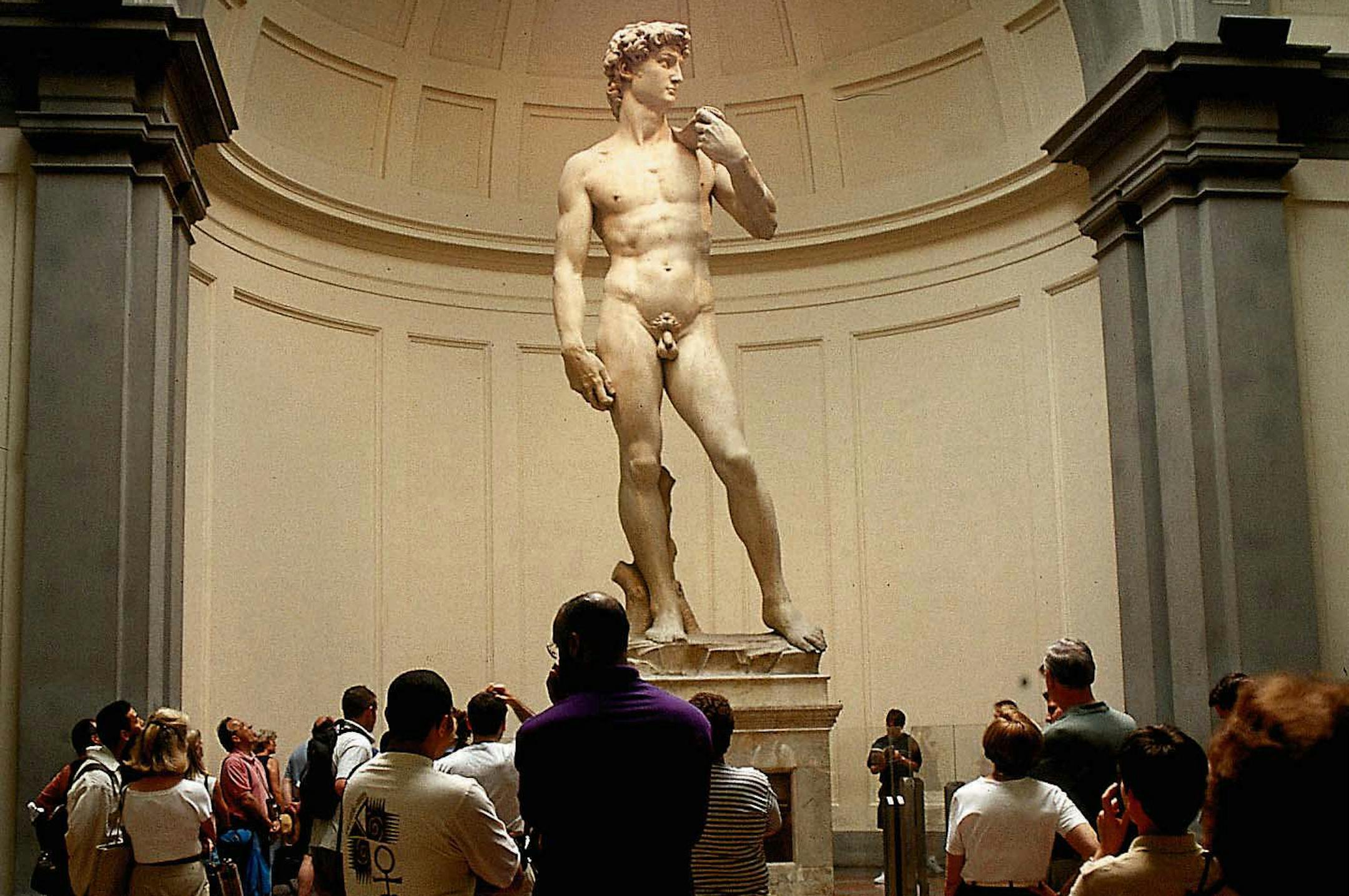 KRT TRAVEL STORY SLUGGED: FLORENCE KRT PHOTOGRAPH BY ROBERT CROSS/CHICAGO TRIBUNE (KRT117-August 31) Michelangelo's David is one of the big attractions for visitors to Florence, Italy. (TB) KD PL 1998 (Horiz)