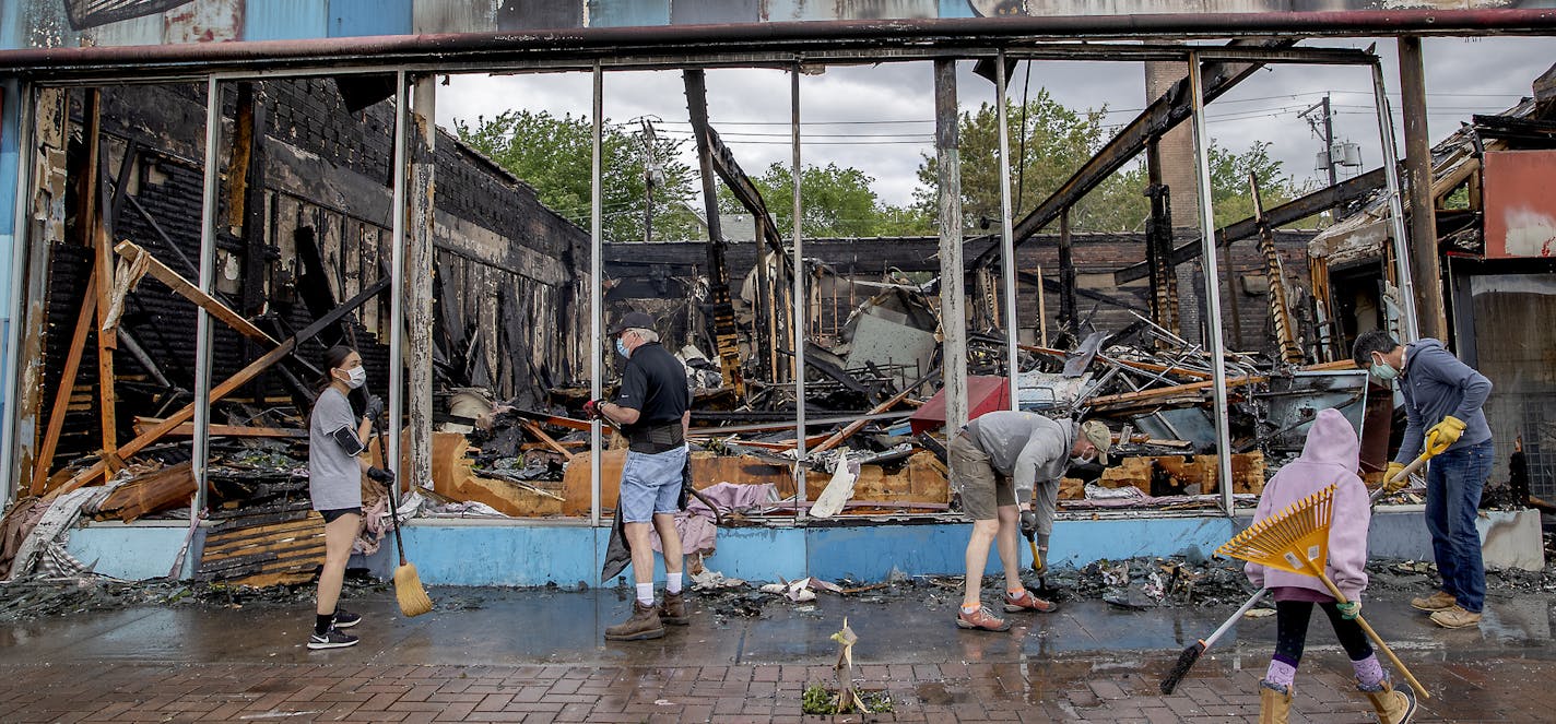 Hundreds of volunteers showed up to clean up along University Avenue, organized by Hamline Midway Coalition, Friday, May 29, 2020 in St. Pau, MN. ] ELIZABETH FLORES • liz.flores@startribune.com