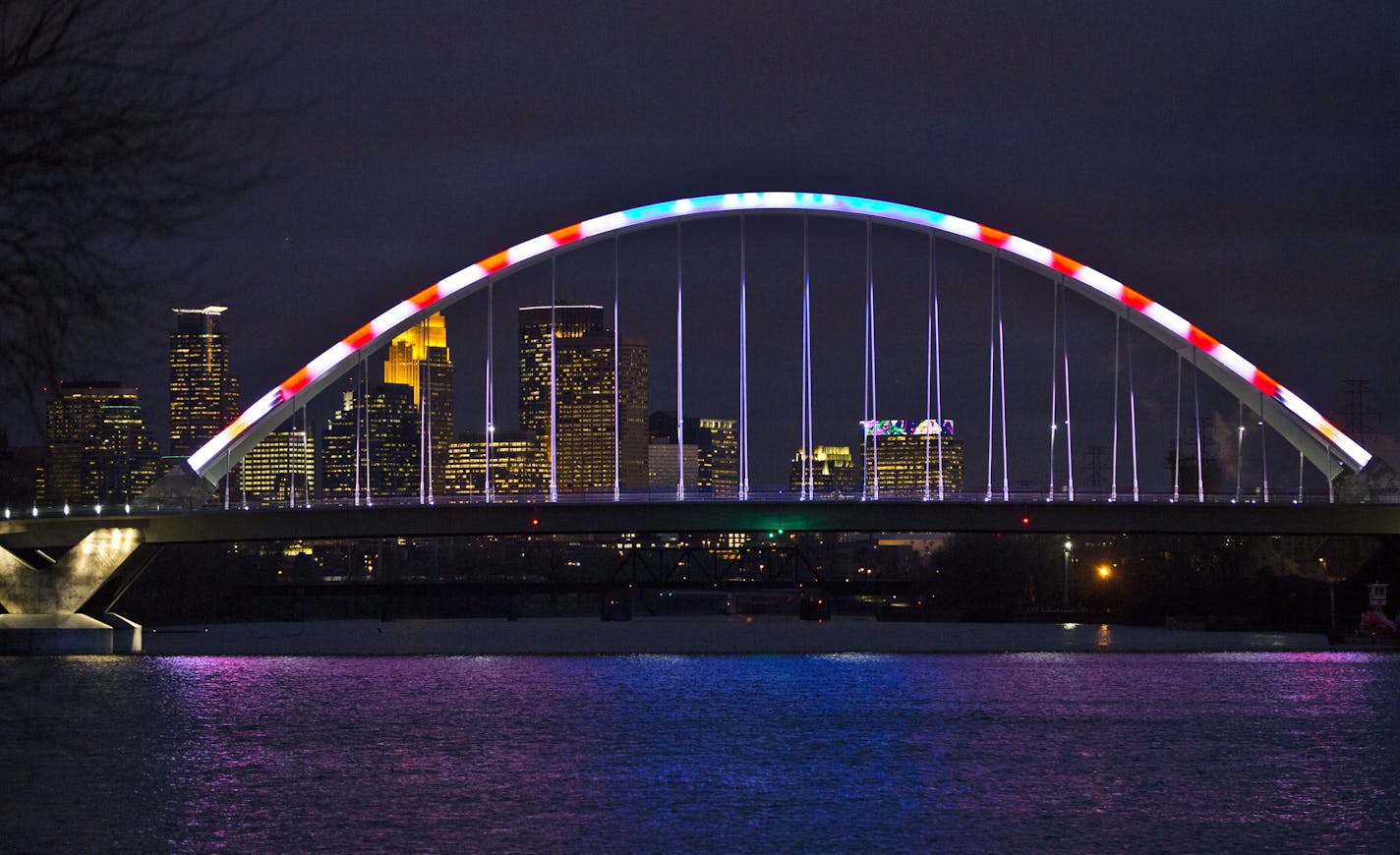 Lowry Avenue Bridge in MInneapolis was lit up red, white and blue in honor of Veterans Day on Monday, November 12, 2012. The high-efficiency, color adjustable LED lighting system for the arches will periodically change, depending on holidays or events taking place. ] (RENEE JONES SCHNEIDER &#x201a;&#xc4;&#xa2; reneejones@startribune.com Minneapolis, MN 11/12/2012)