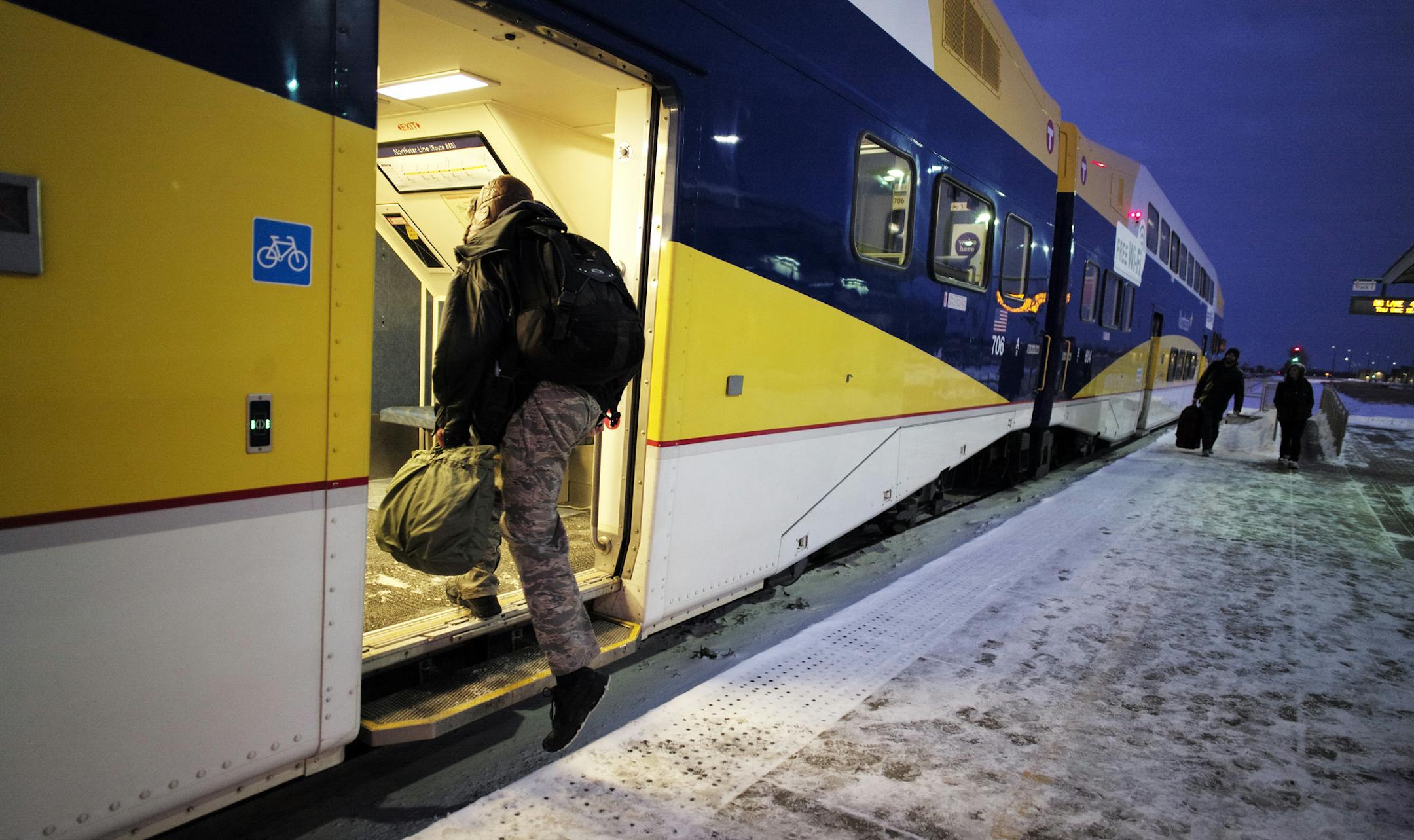On the heavily subsidized Northstar train, commuters board the return train to Minneapolis at the Big Lake station.]richard tsong-taatarii/rtsong-taatarii@startribune.com ORG XMIT: MIN1312122009060760