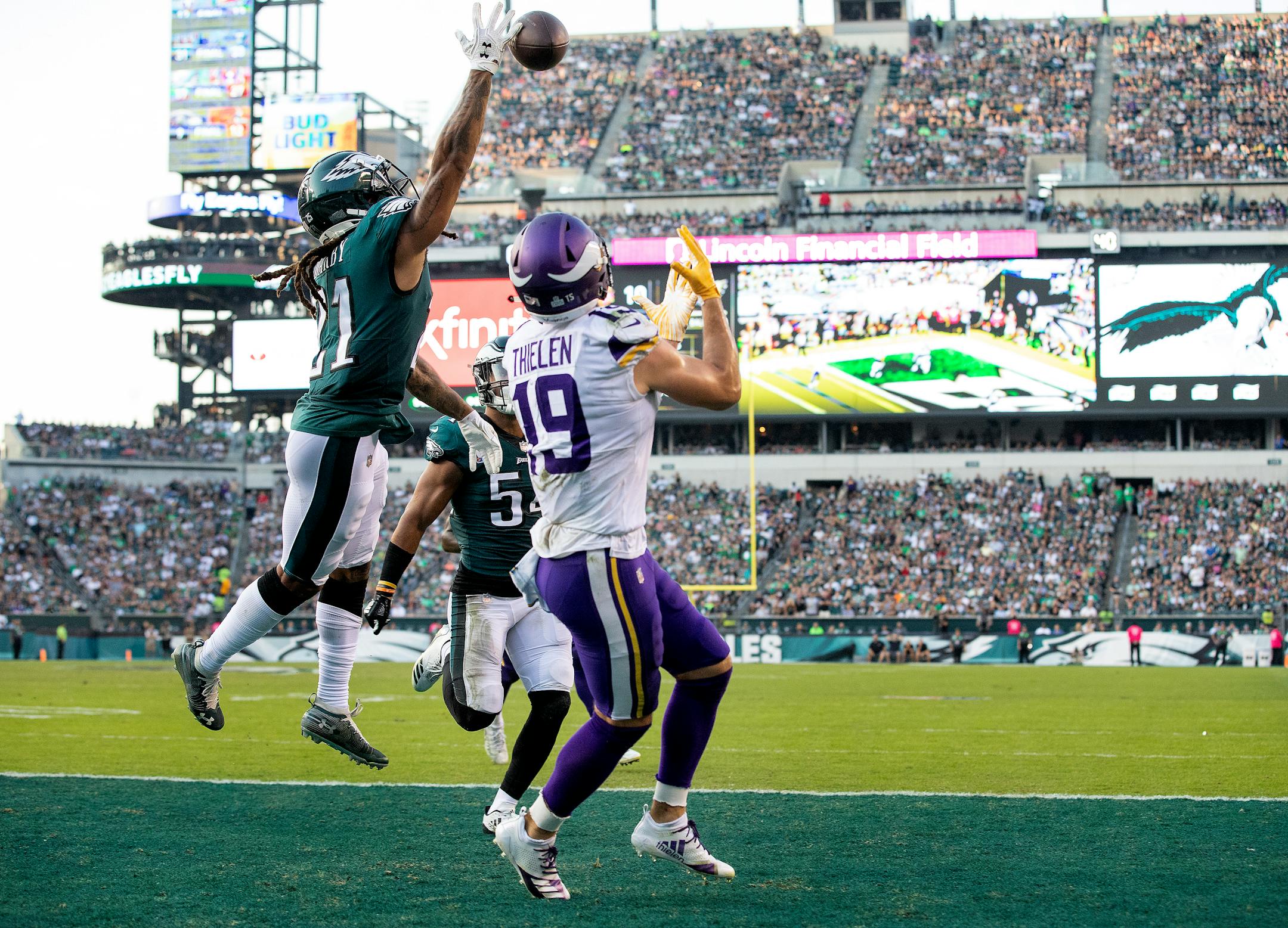 The Vikings' Adam Thielen got a step on Eagles cornerback Ronald Darby to nab a 3-yard touchdown pass from Kirk Cousins with 21 seconds left in the first half.