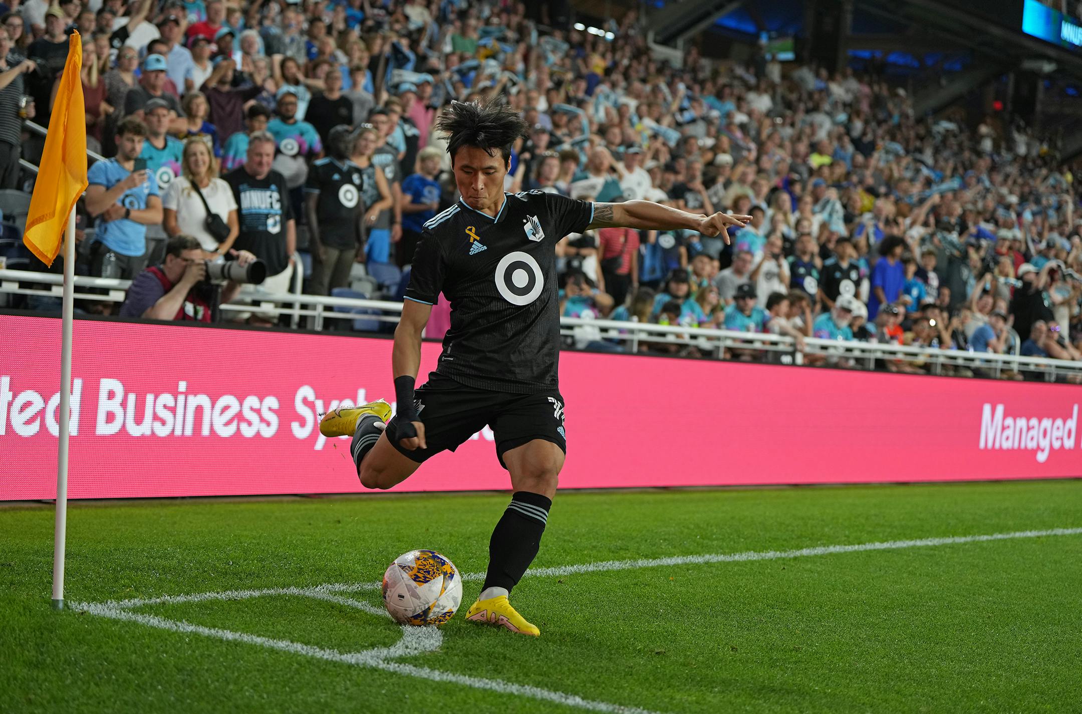 Minnesota United forward Sang Bin Jeong (11) kicks a corner kick during the second half of a soccer game between the Minnesota United and the San Jose Earthquakes at Allianz Field in St. Paul, Minn. on Saturday, Sept. 30, 2023. The final score was tied 1-1. ] LEILA NAVIDI • leila.navidi@startribune.com