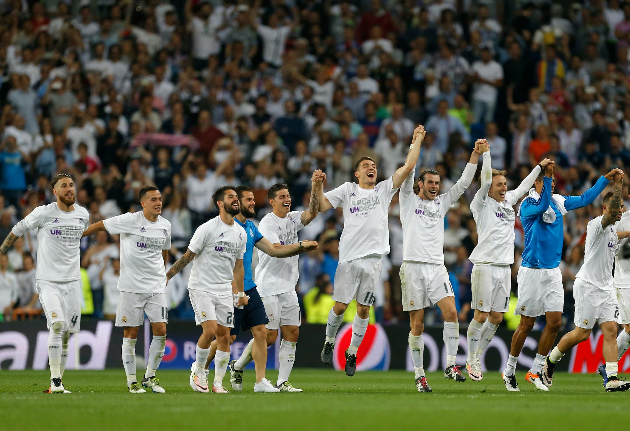 Real Madrid players celebrate at the end of the Champions League semifinal second leg soccer match between Real Madrid and Manchester City at the Santiago Bernabeu stadium in Madrid, Wednesday May 4, 2016. Real Madrid won 1-0. (AP Photo/Francisco Seco)