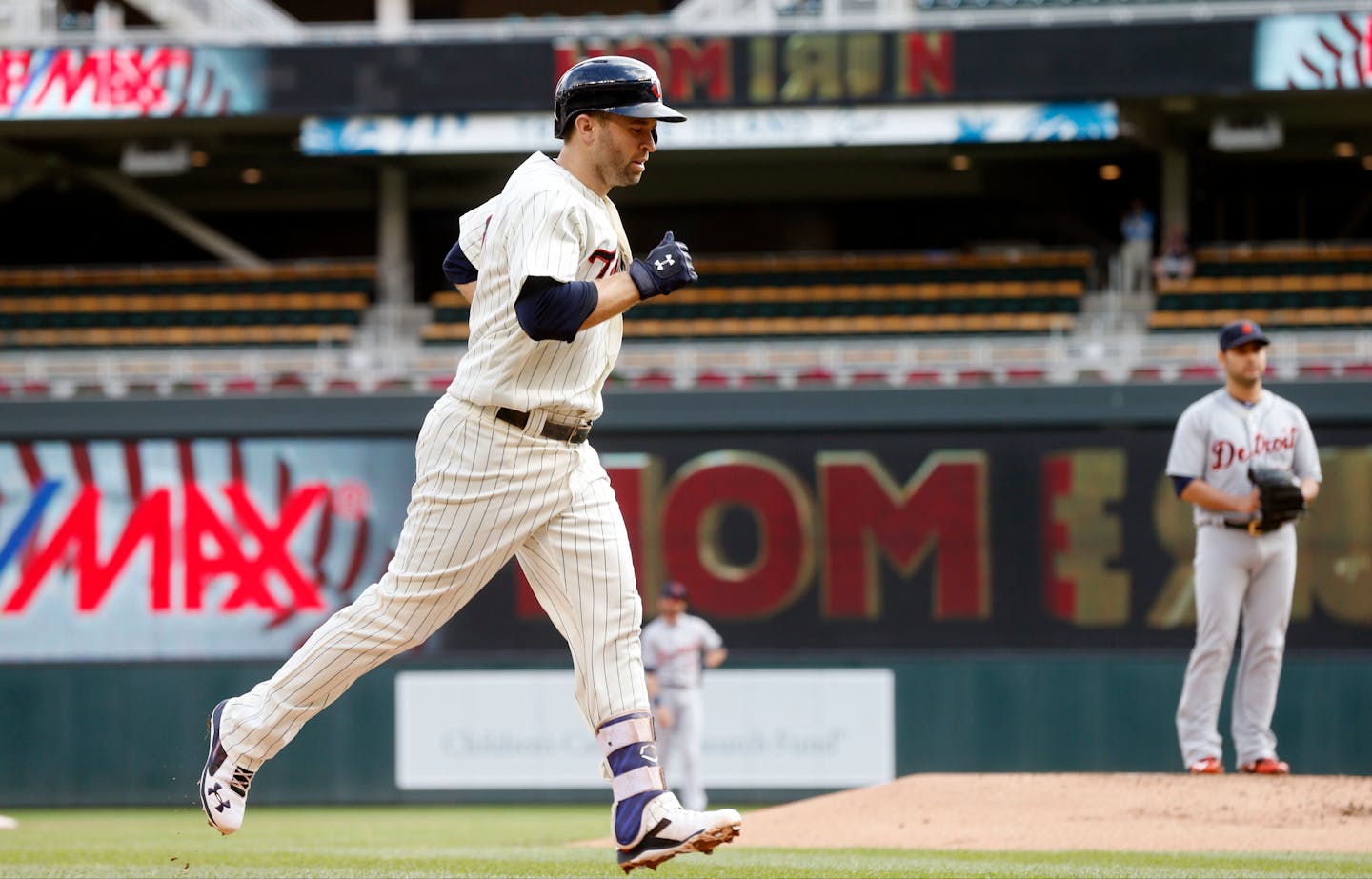 Minnesota Twins' Brian Dozier jogs home after hitting a solo home run off Detroit Tigers pitcher Anibal Sanchez, right, during the first inning in the first game of a baseball doubleheader Thursday, Sept. 22, 2016, in Minneapolis. It was Dozier's 42nd home run of the season. (AP Photo/Jim Mone)