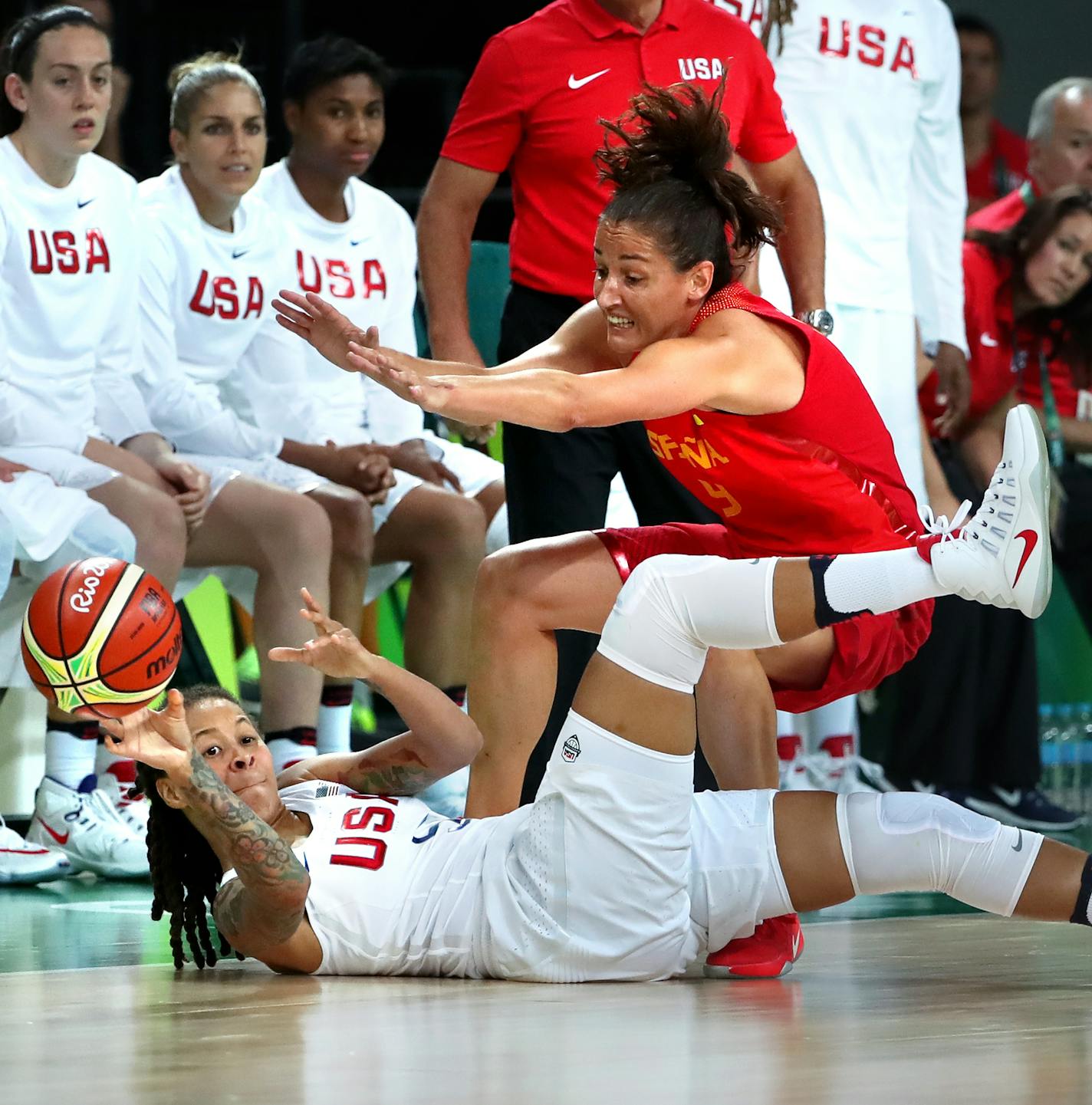 Women's basketball gold medal game. USA&#xed;s Diana Taurasi tries to pass the ball as Spain&#xed;s Laia Palau tries to defend. The Lynx's Lindsay Whalen scored 17 points off the bench in the victory, giving the U.S. women's basketball team its sixth consecutive gold medal. ] 2016 Summer Olympic Games - Rio Brazil brian.peterson@startribune.com Rio de Janeiro, Brazil - 08/19/2016