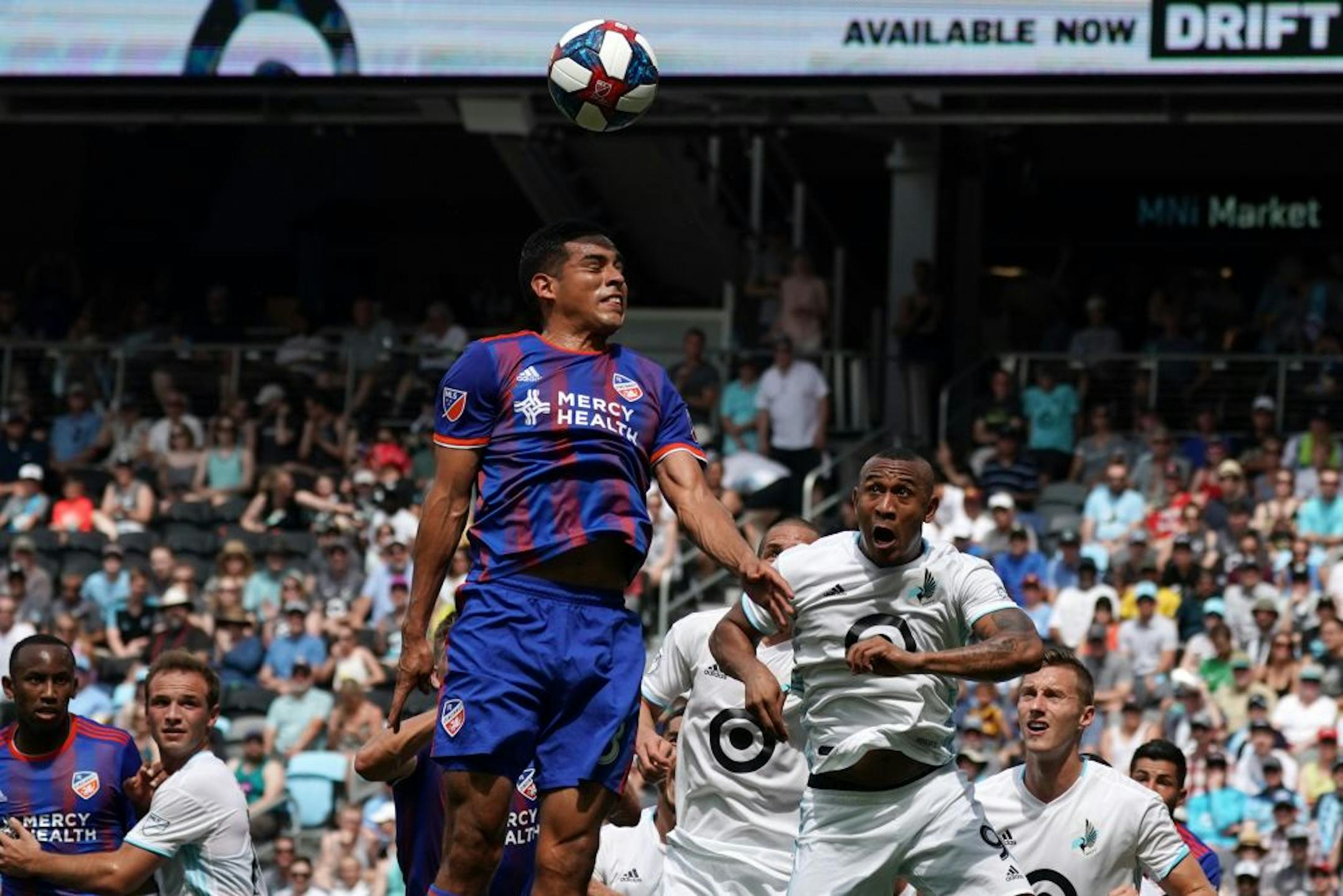 Minnesota United forward Angelo Rodriguez (9) reacted as FC Cincinnati midfielder Victor Ulloa (8) headed the ball off a corner kick in the first half.