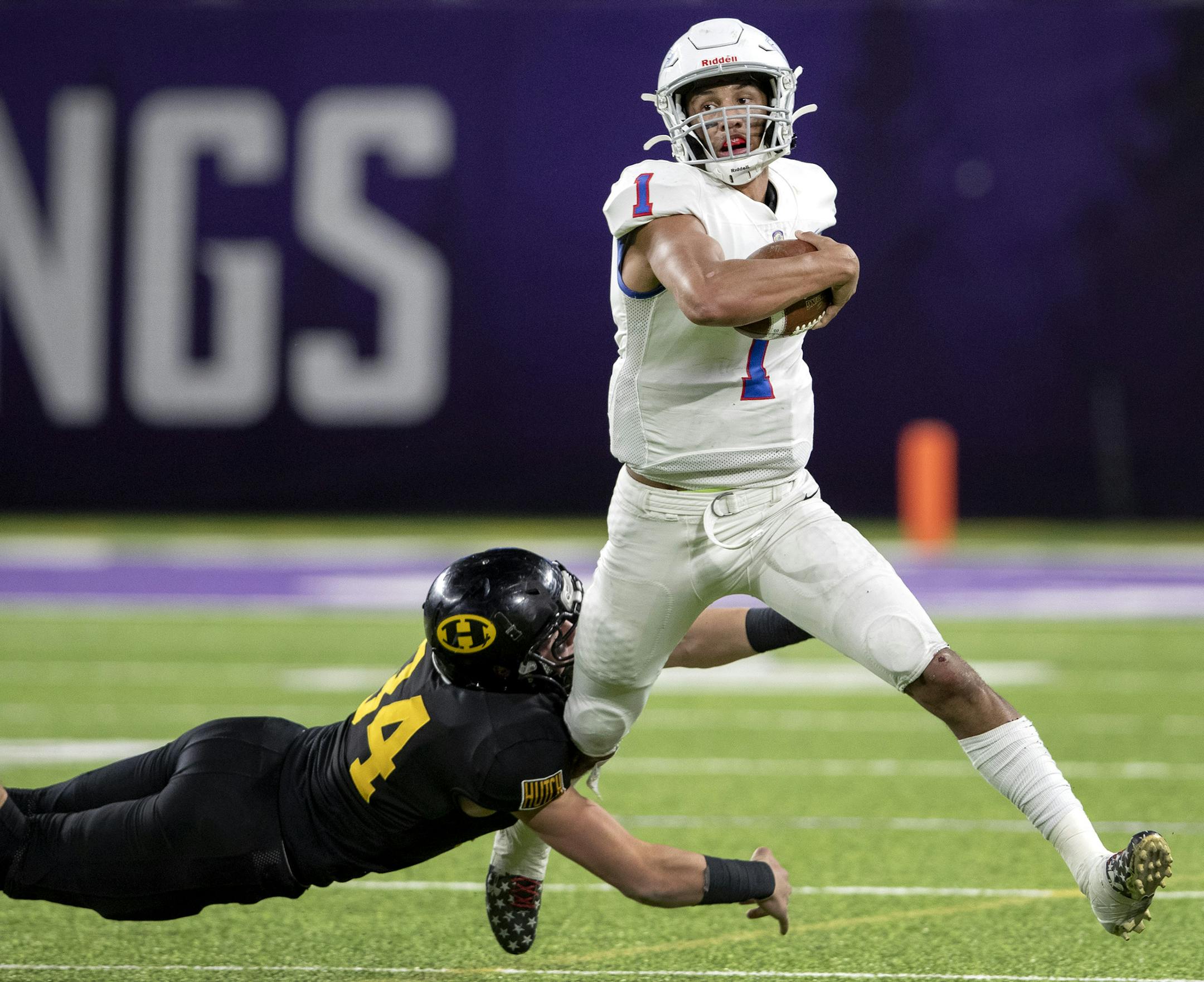 JALEN SUGGS (1) of SMB was chased by Alex Nelson of Hutchinson in the first quarter. ] CARLOS GONZALEZ • cgonzalez@startribune.com – Minneapolis, MN – November 14, 2019, U.S. Bank Stadium, MSHSL Football, semifinal state tournament football games.
4:30 p.m.: SMB vs. Hutchinson