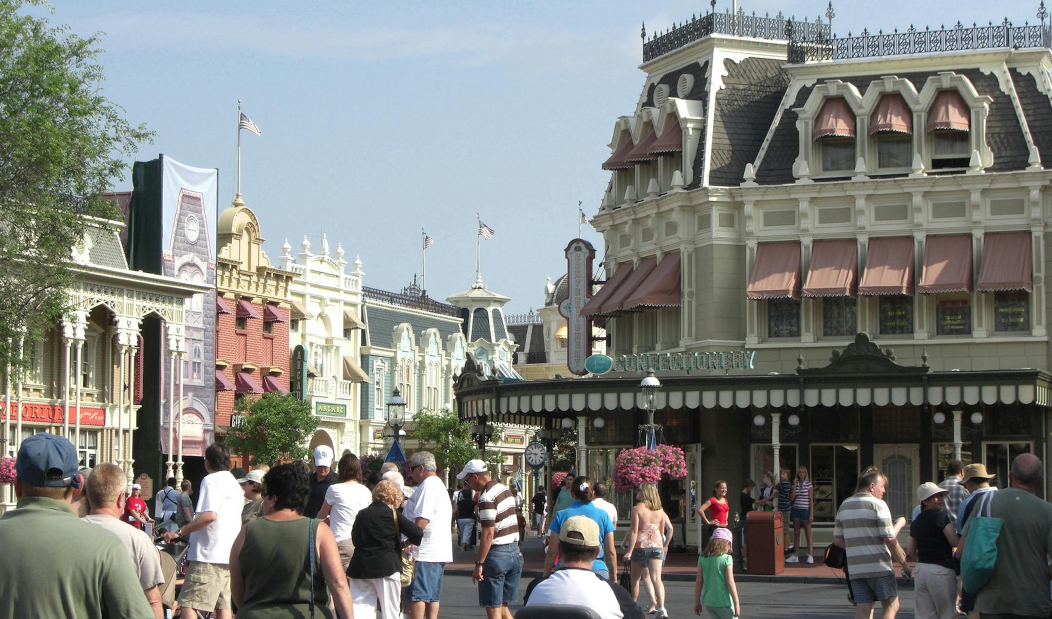 Main Street at Disney's Magic Kingdom in Orlando, Fla. Every sit-down restaurant in Orlando's original Disney World park is now serving booze. (James Lileks/Minneapolis Star Tribune/TNS) ORG XMIT: 1231693