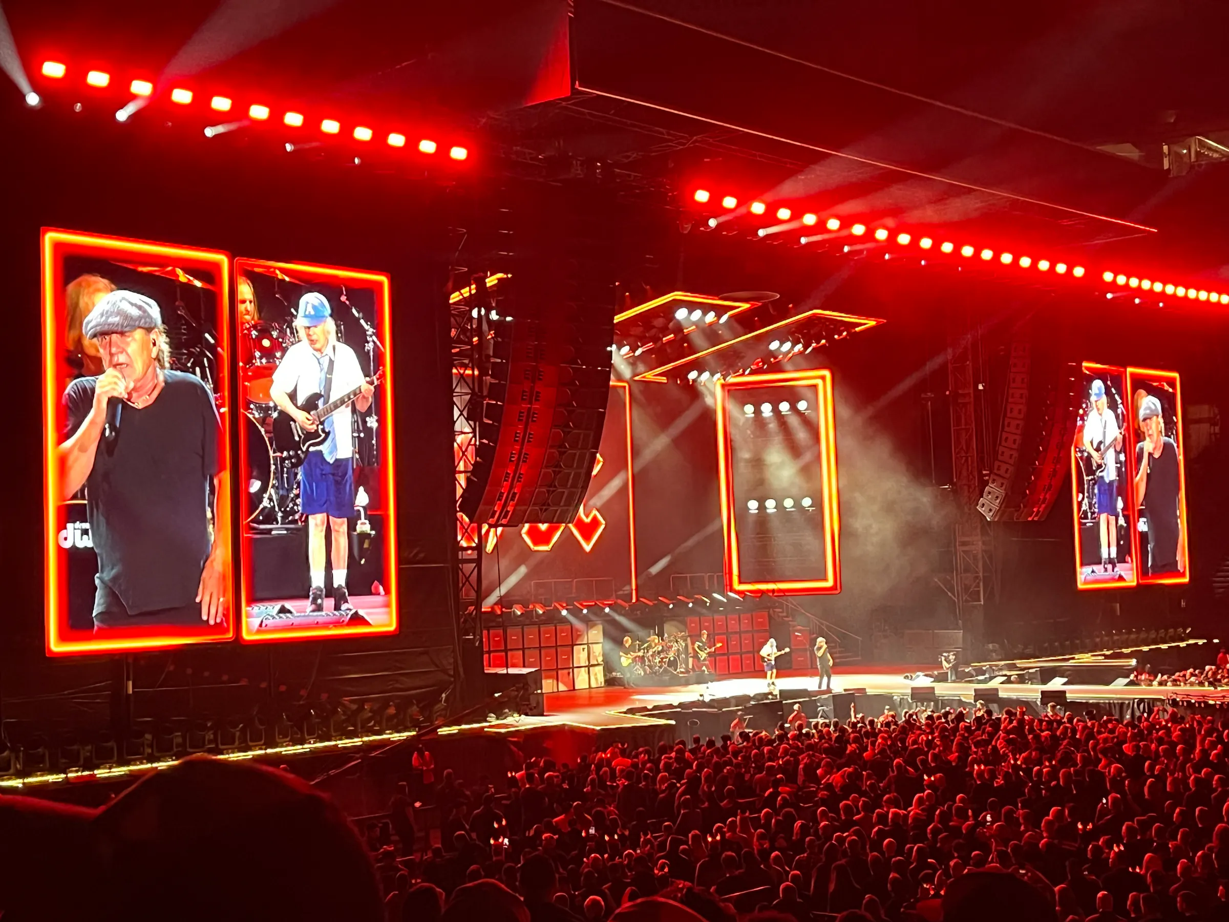 Review: AC/DC wins again with lovably loud, lowbrow rock at U.S. Bank ...