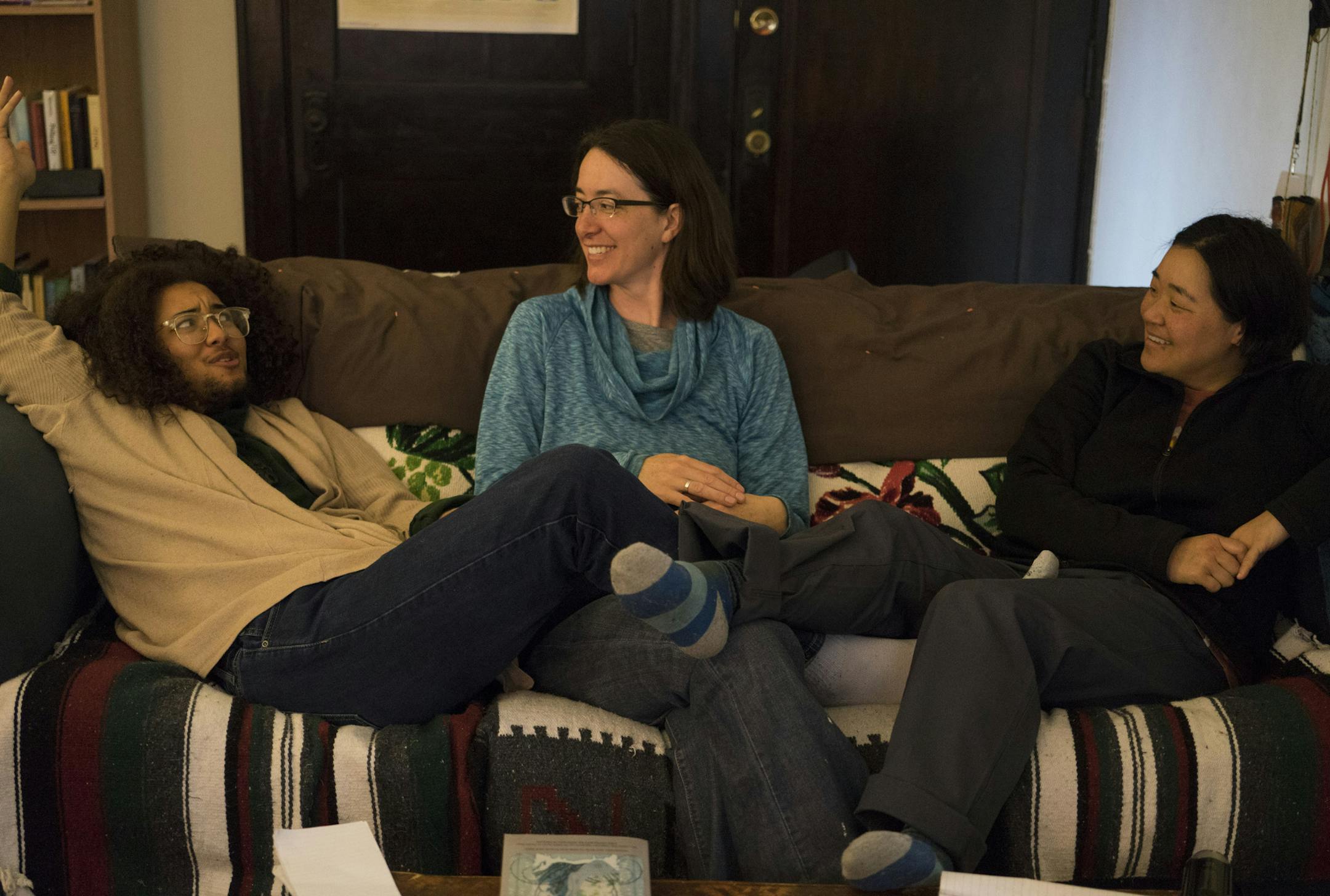 Mason Persons, left, sits on his couch with his host family, Marissa Tappy, middle and Lindsay Tednel on Monday, April 8, 2019 at his apartment in the Powderhorn neighborhood in Minneapolis. ]
TONY SAUNDERS ¡ anthony.saunders@startribune.com Persons lived with Tappy and Tednel for a year through a program that matches homeless youths with host families and helps them get back on their feet.
