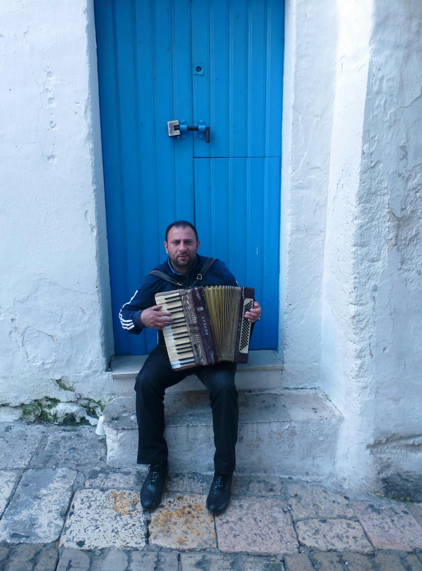 A street player in Ostuni, in Puglia, Italy. Photo by Raphael Kadushin