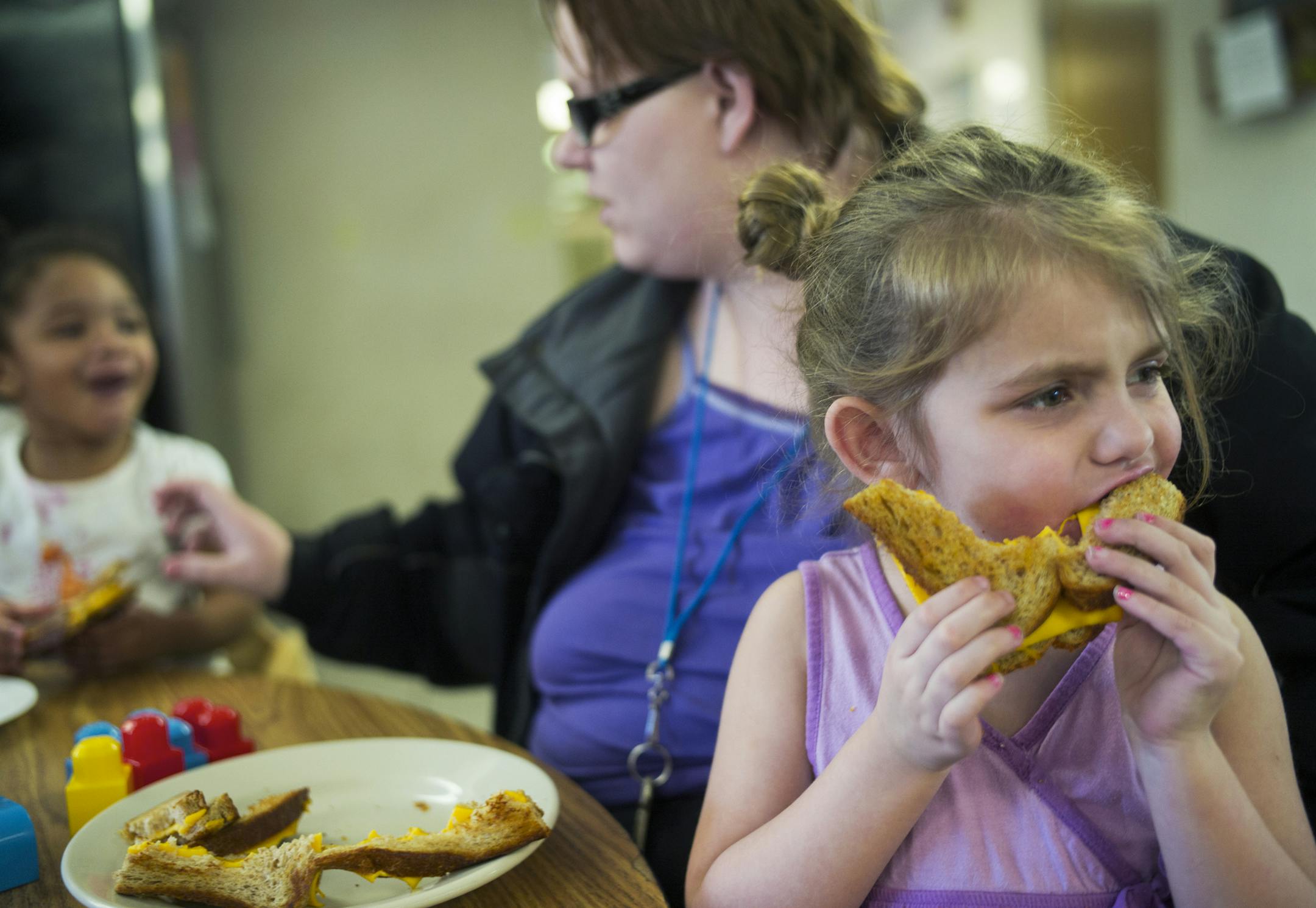 In Eagan at a homeless shelter during lunch hour, Anita Hill and her daughter Cora,3.5, middle, have gotten a voucher for Chapter 8 Housing and are looking for a placement.] Richard Tsong-Taatarii/rtsong-taatarii@startribune.com