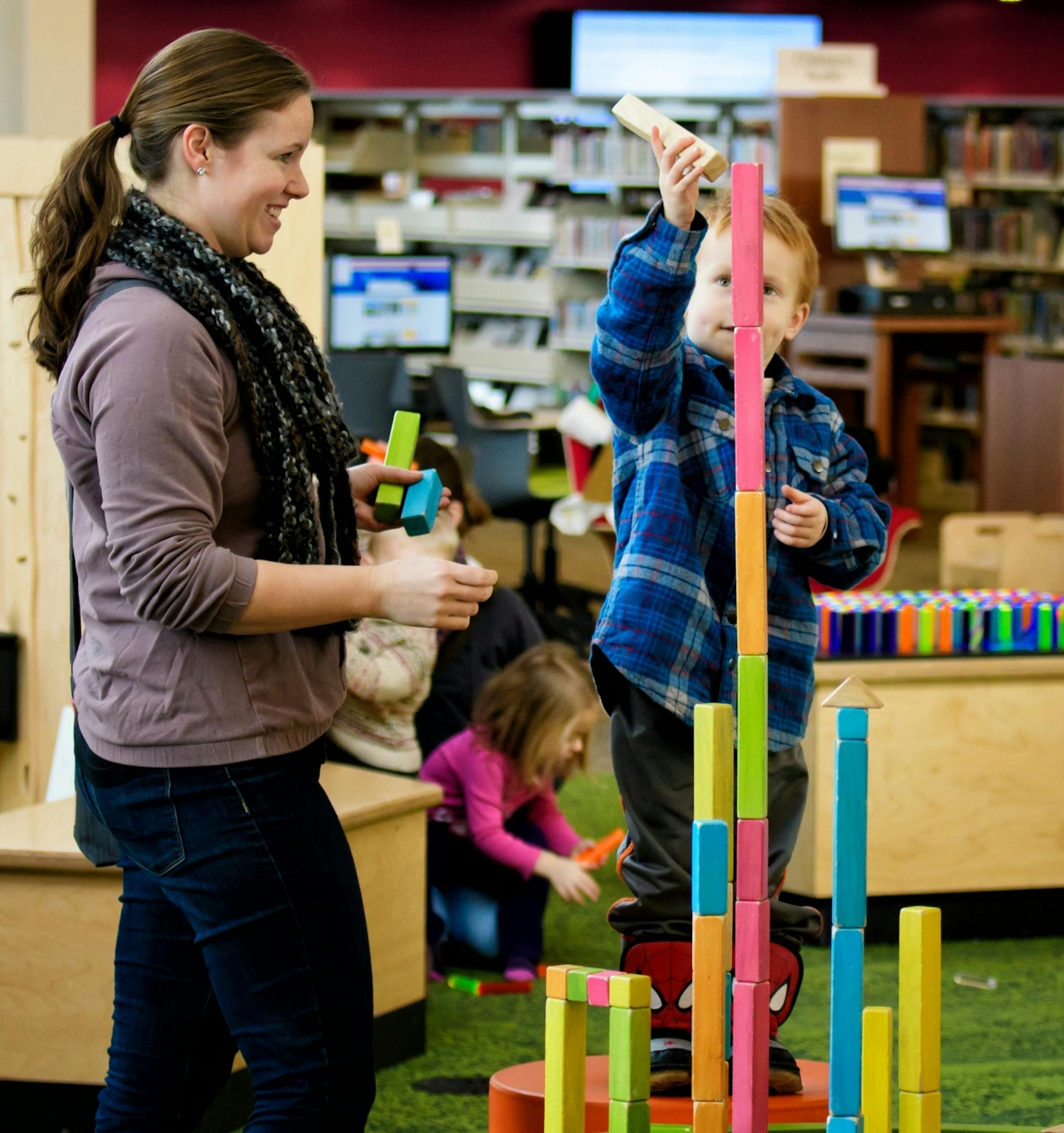 Lauren Niederloh and her son Isaac played blocks at the Brooklyn Park Library.