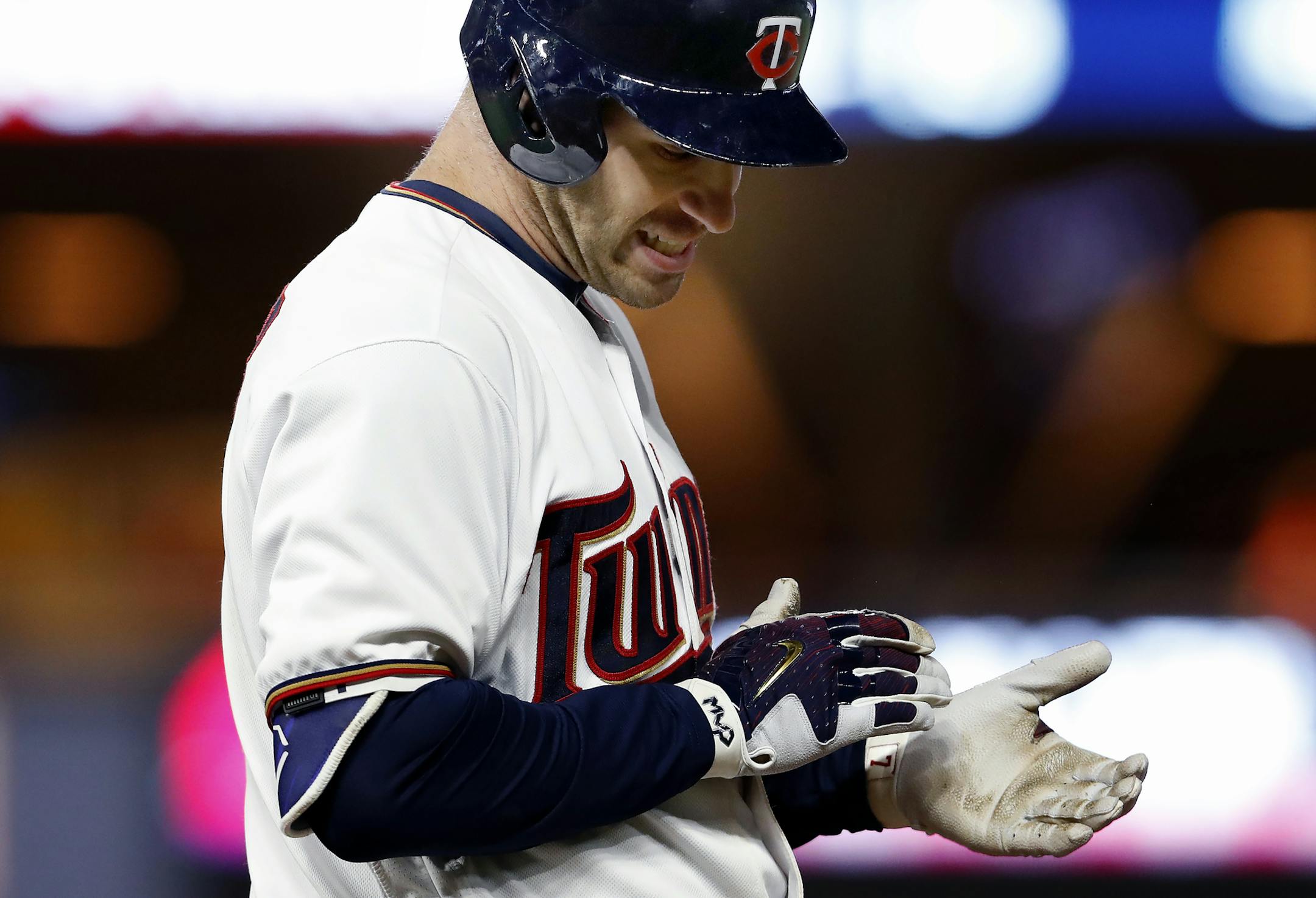 Joe Mauer (7) reacted after popping up with base loaded to end the game. Cleveland beat Minnesota 3-1. ] CARLOS GONZALEZ ï cgonzalez@startribune.com - April 17, 2017, Minneapolis, MN, Target Field, MLB, Baseball, Minnesota Twins vs. Cleveland Indians