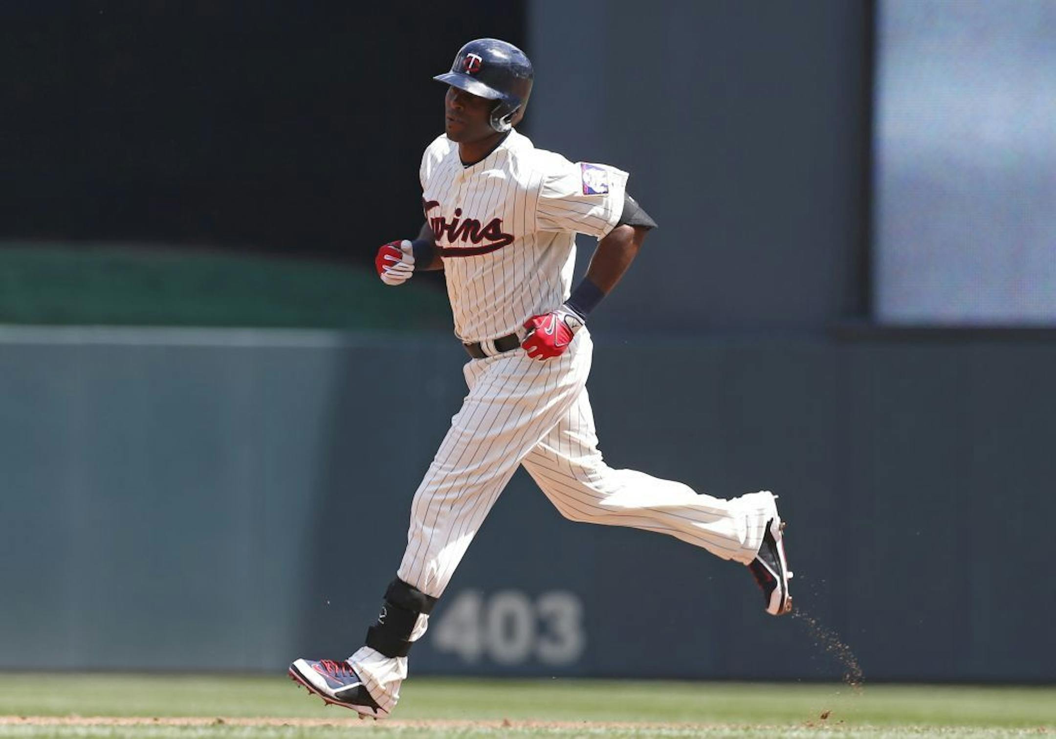 Torii Hunter rounds the bases on his two-run home run off Chicago White Sox pitcher Hector Noesi to tie the baseball game in the third inning, Saturday, May 2, 2015, in Minneapolis.