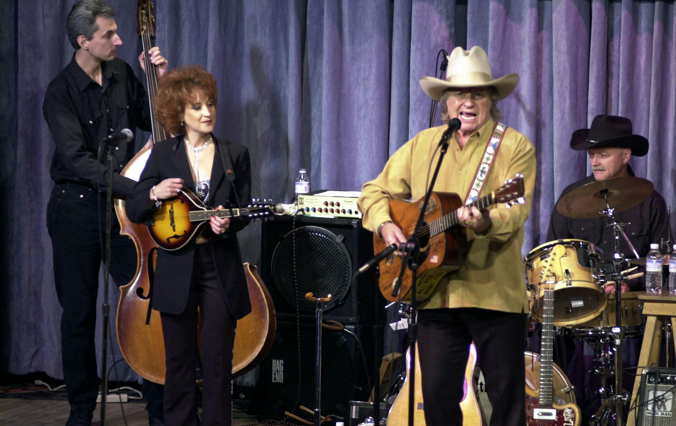 Sherwin Linton and his band play in Sandstone, MN. photo: ben garvin 10/11/03