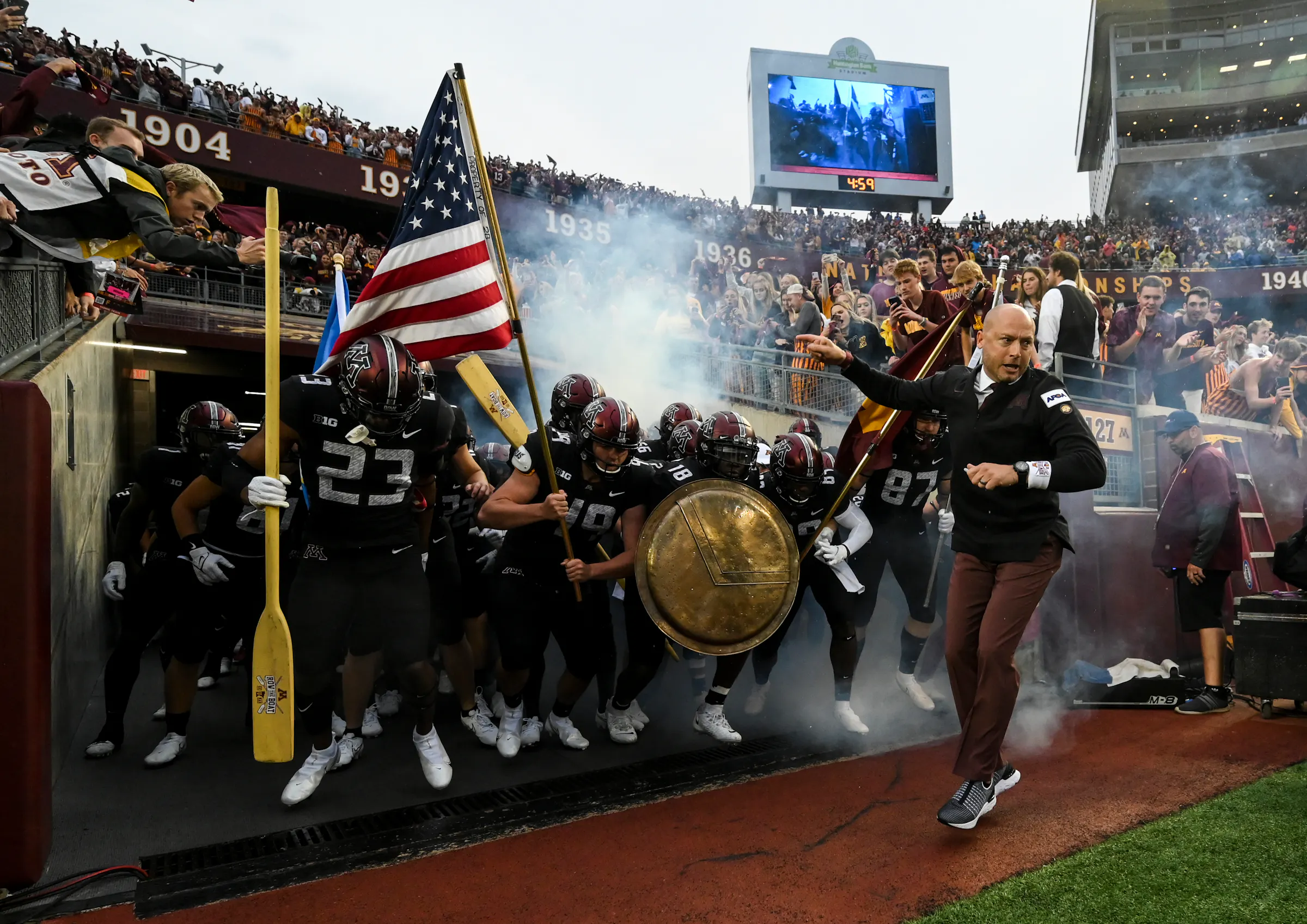 Chris Autman-Bell warms up but doesn't play in Gophers opener against ...