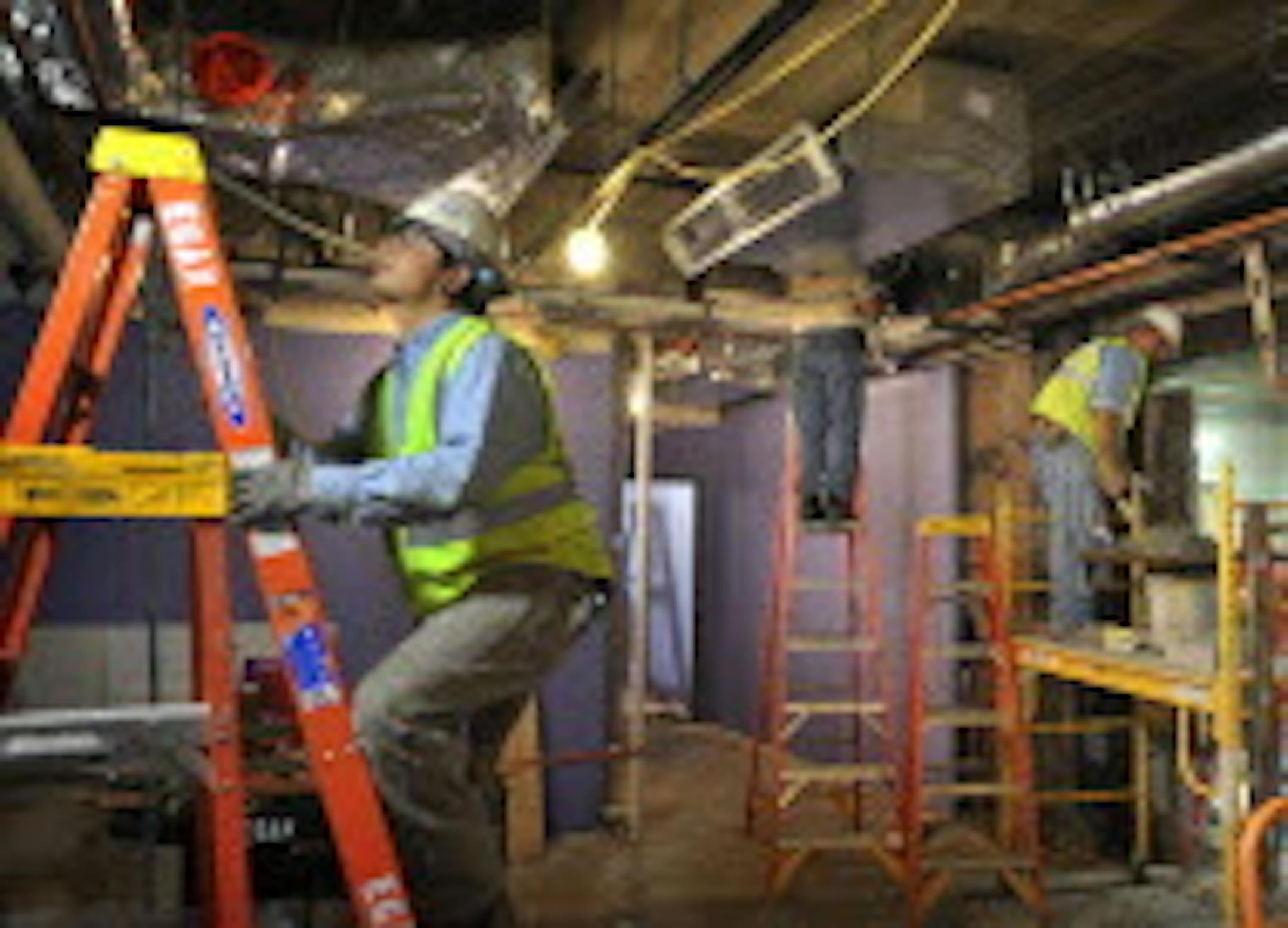 GLEN STUBBE &#x2022; gstubbe@startribune.com -- Minneapolis, Minn. -- Thursday, November 19, 2009 -- ] Mortenson has survived this current economic downturn partly by focusing on small and medium sized projects like this 3000 square foot expansion of the Bethel University biology lab.