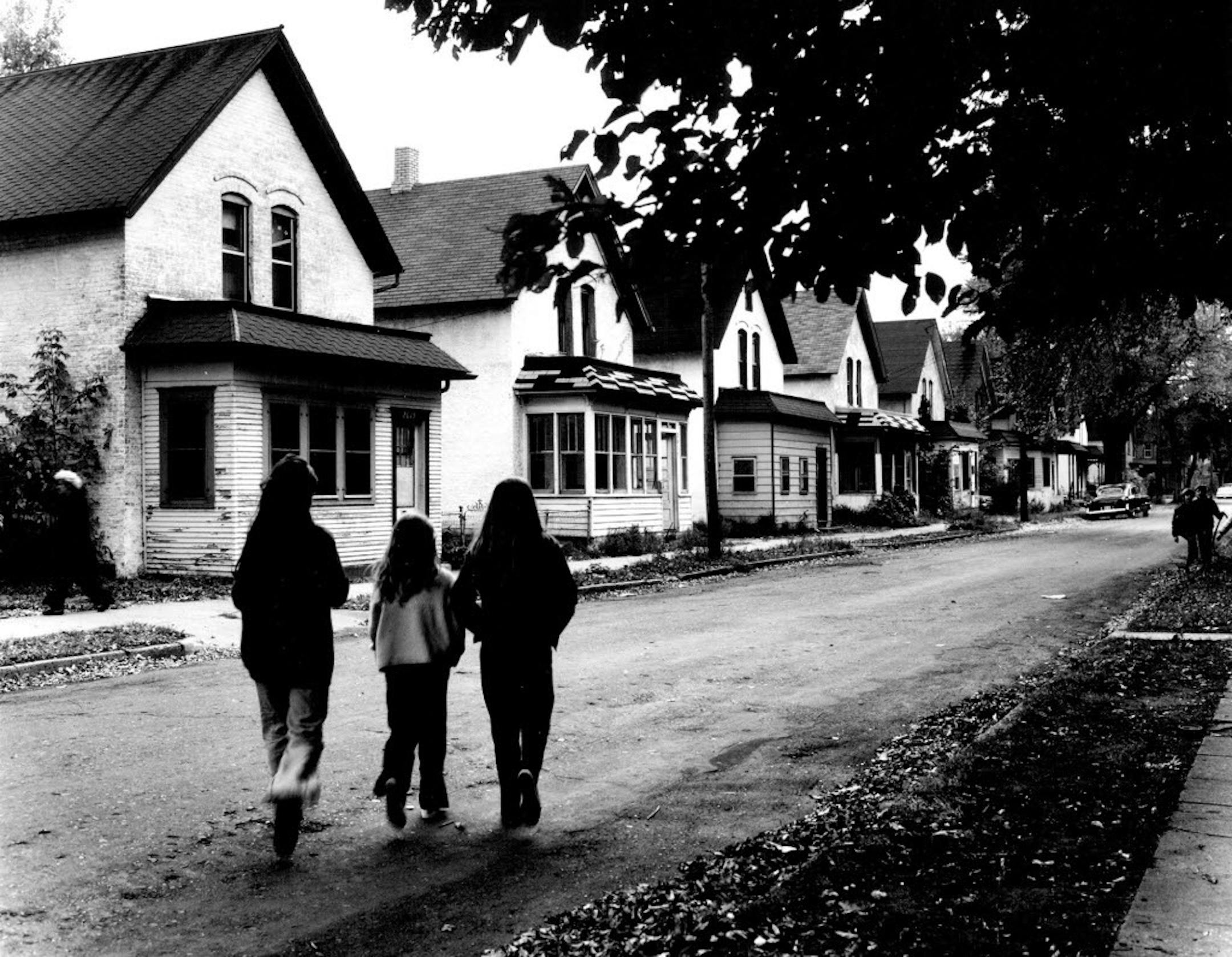 Children walk along Milwaukee Avenue in Minneapolis in the early 1970s.