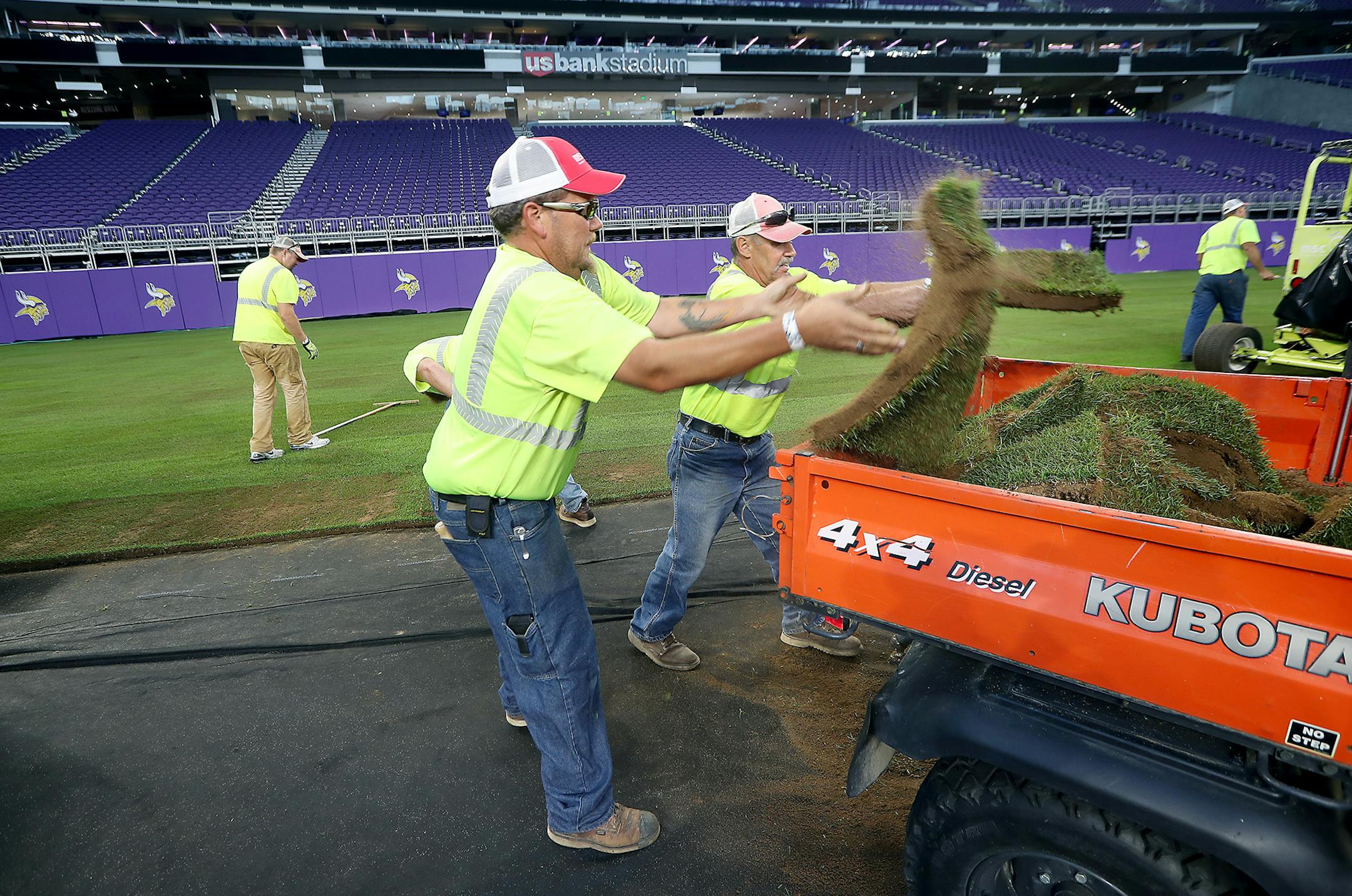 Workers from the Minnesota Sodding Company (MSC) placed Bue Grass onto the US Bank Stadium field in preparation for Wednesday's international soccer game, Friday, July 29, 2016 in Minneapolis, MN. ] (ELIZABETH FLORES/STAR TRIBUNE) ELIZABETH FLORES &#x2022; eflores@startribune.com