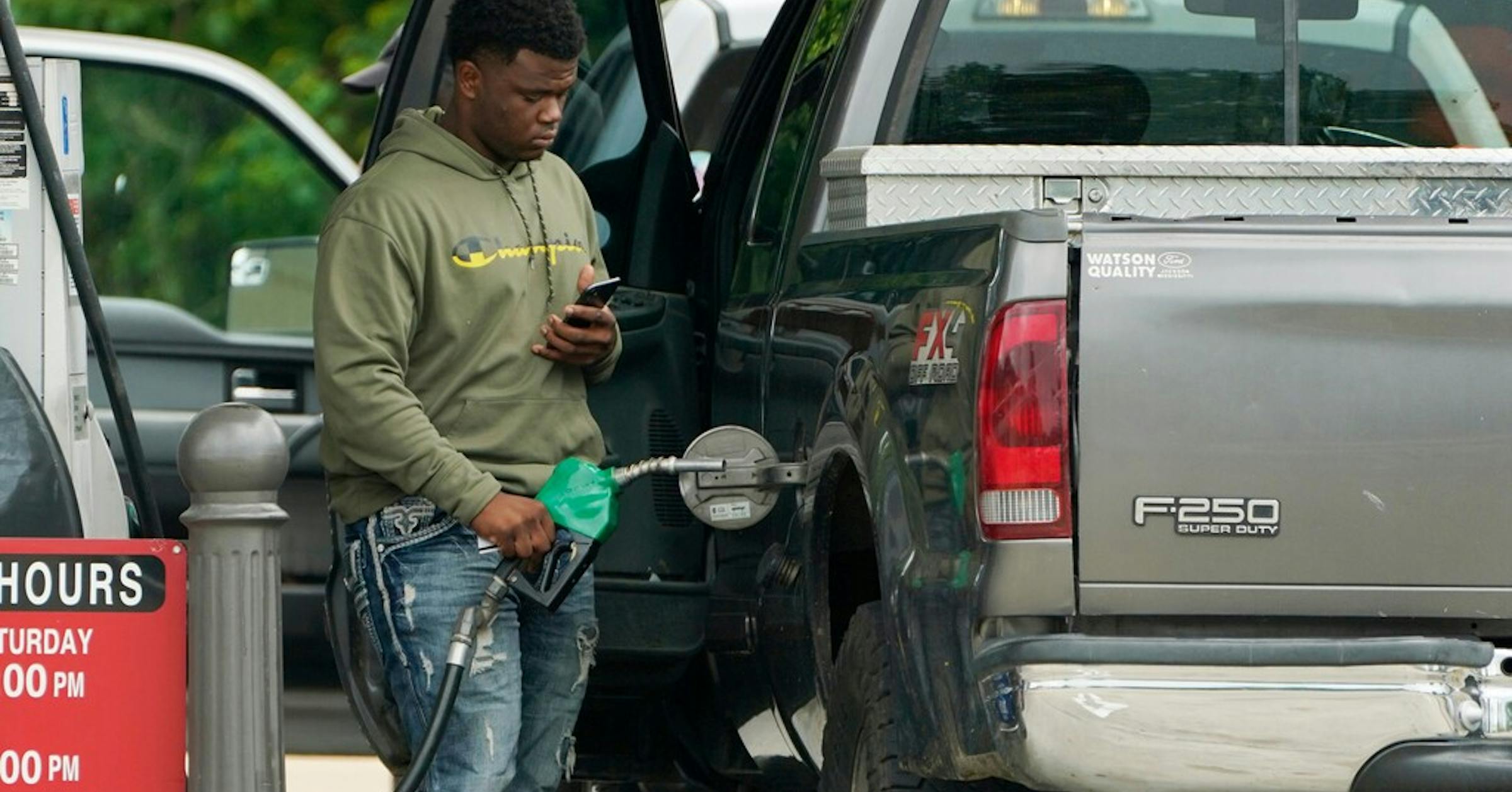 From unfilled gas tanks to fewer frills, retailers see US consumers ...
