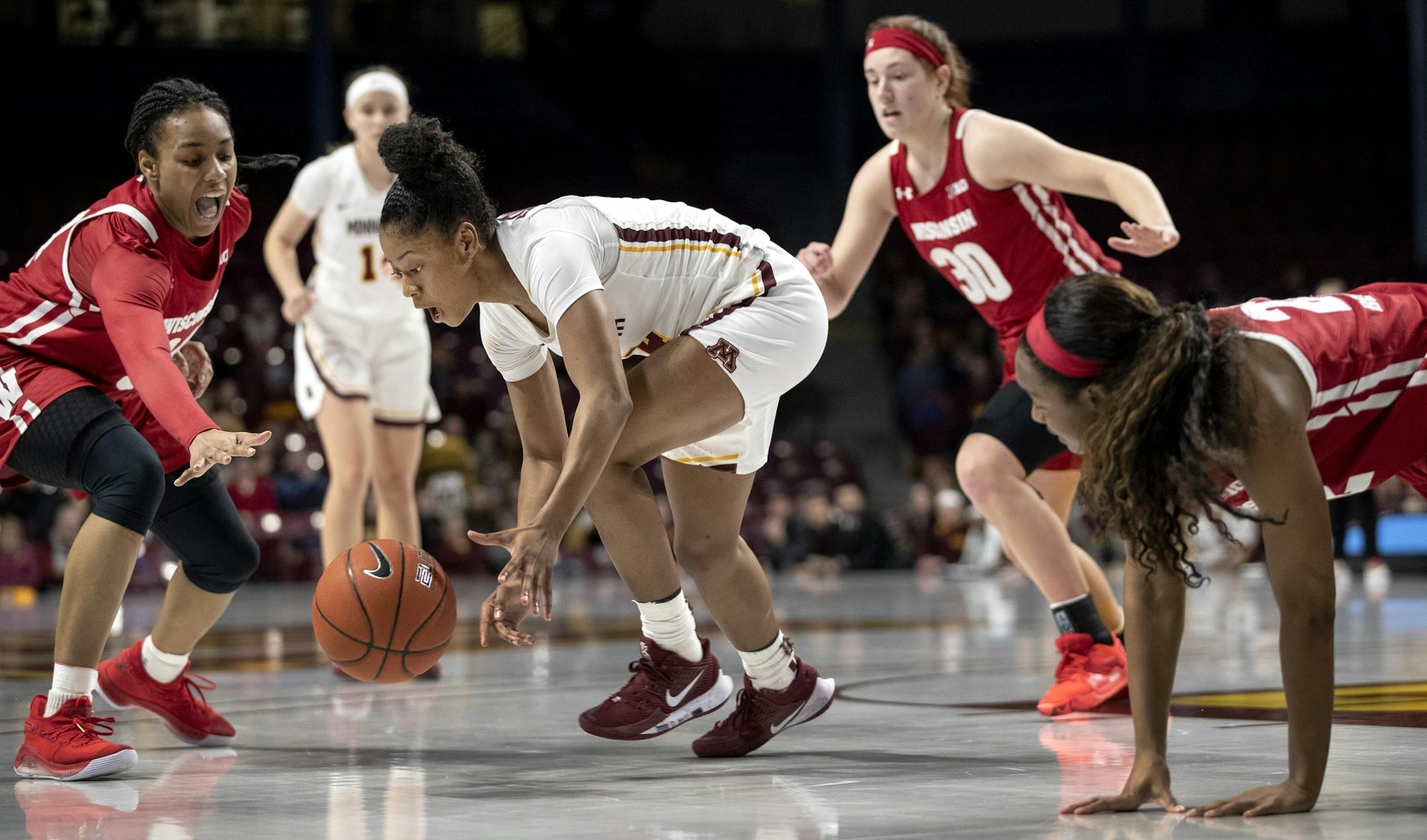 Jasmine Powell (4) of Minnesota chased a loose ball in the second quarter.
