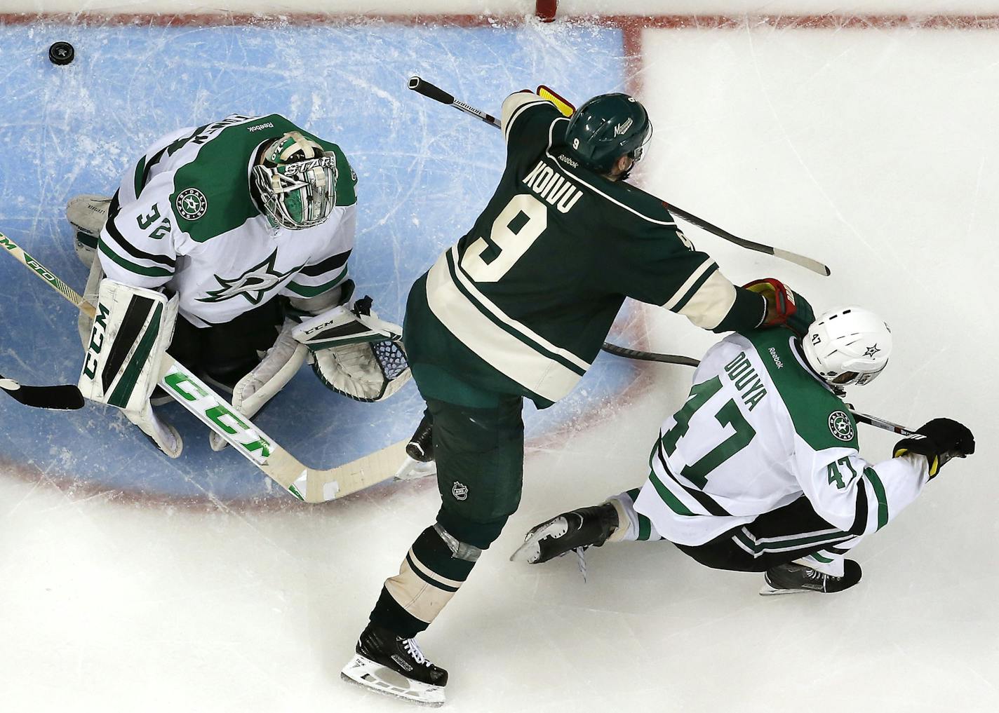 Mikko Koivu (9) got the puck past Dallas goalie Kari Lehtonen for a goal in the third period. ] CARLOS GONZALEZ cgonzalez@startribune.com - April 18, 2016, St. Paul, MN, Xcel Energy Center, NHL, Hockey, Minnesota Wild vs. Dallas Stars, First Round Stanley Cup Playoffs, Game 3