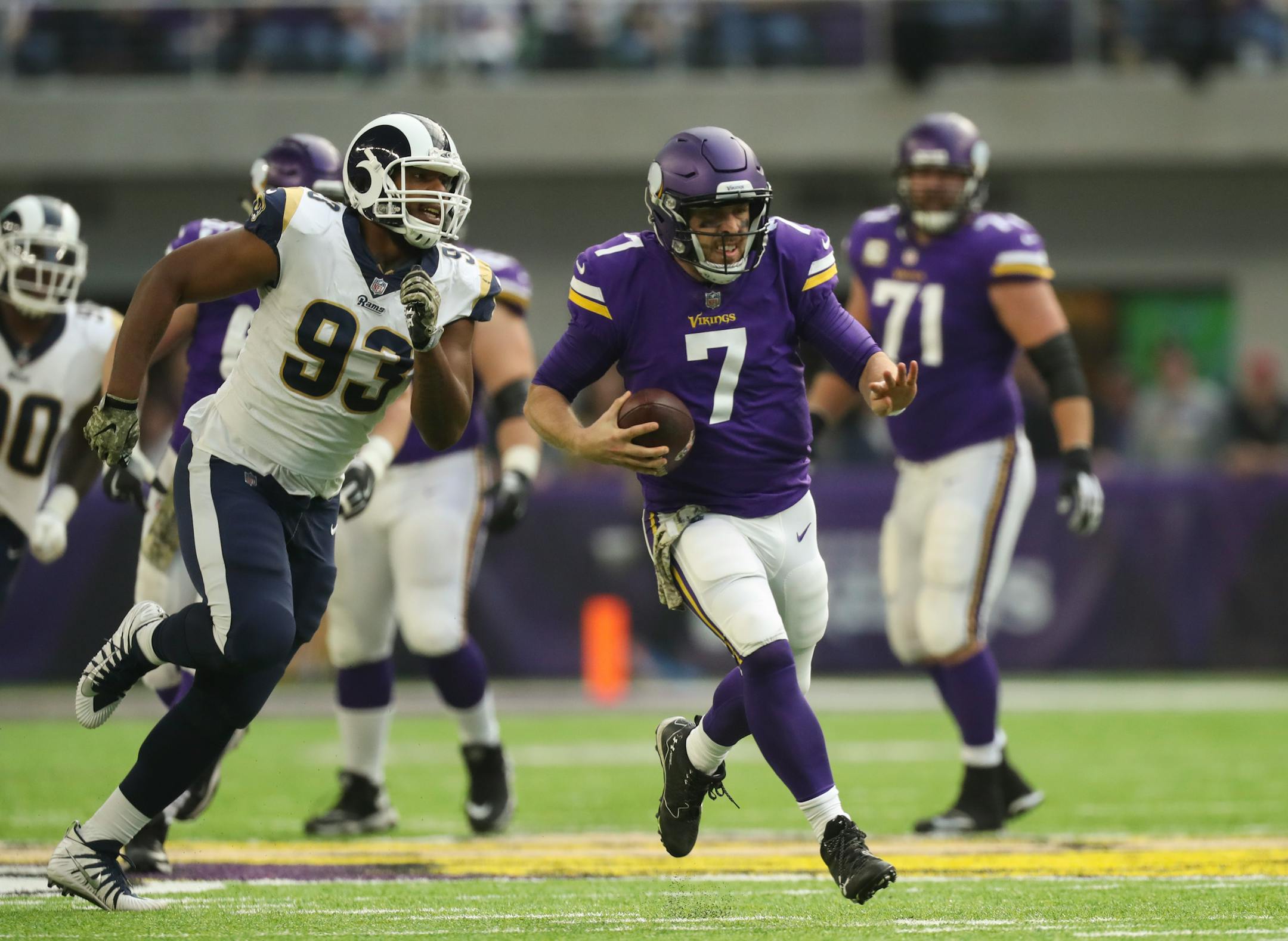 Minnesota Vikings quarterback Case Keenum (7) scrambled for a 14 yard gain in the second quarter, with Los Angeles Rams defensive end Ethan Westbrooks (93) in pursuit.