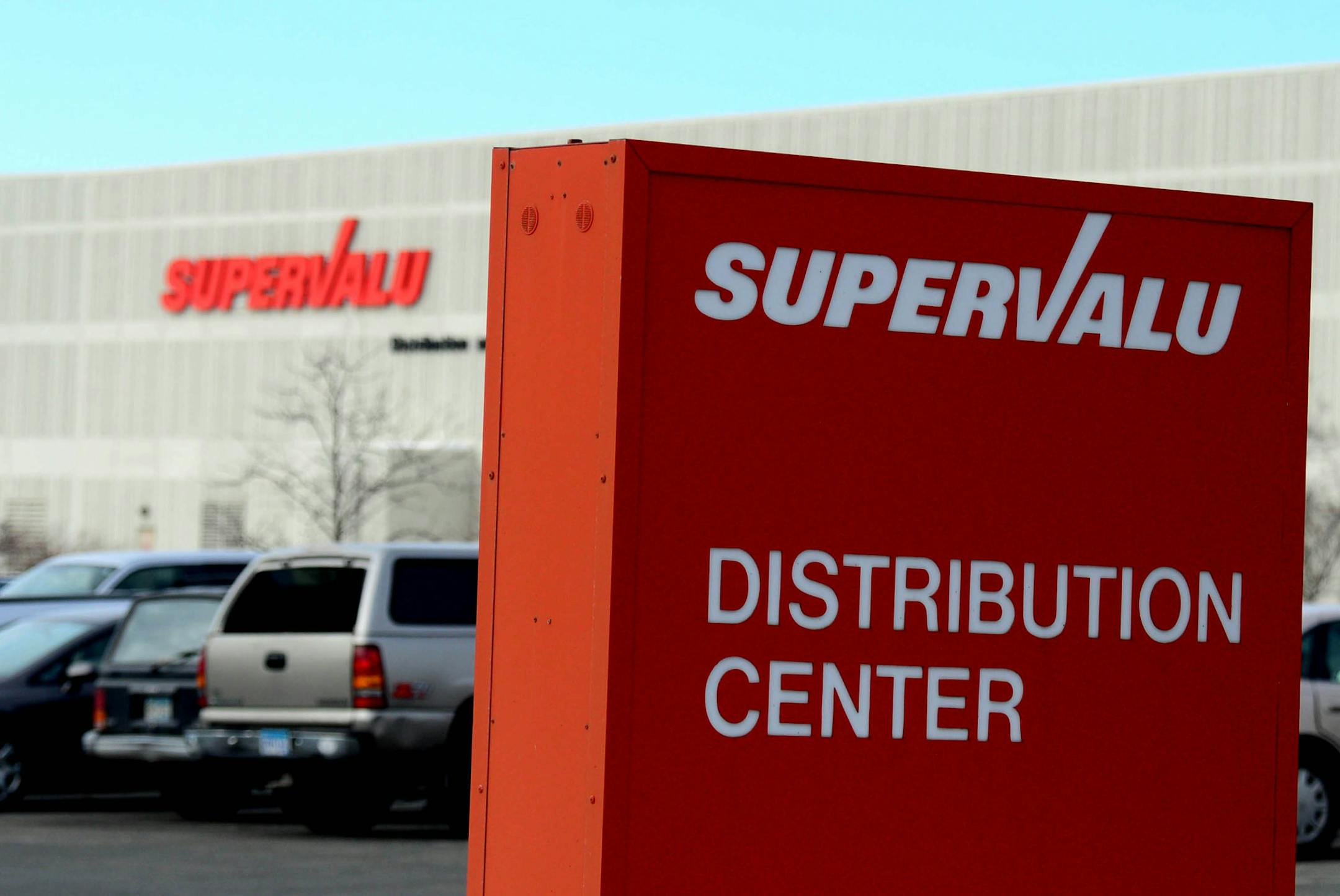 Eden Prairie-based grocery giant Supervalu will cut about 1,100 positions from its national workforce, including about 600 in Minnesota, the company announced Tuesday. Supervalu Distribution Center, in Hopkins Minn.] Richard.Sennott@startribune.com Richard Sennott/Star Tribune. , Eden Prairie Minn.Tuesday 3/26/13) ** (cq)