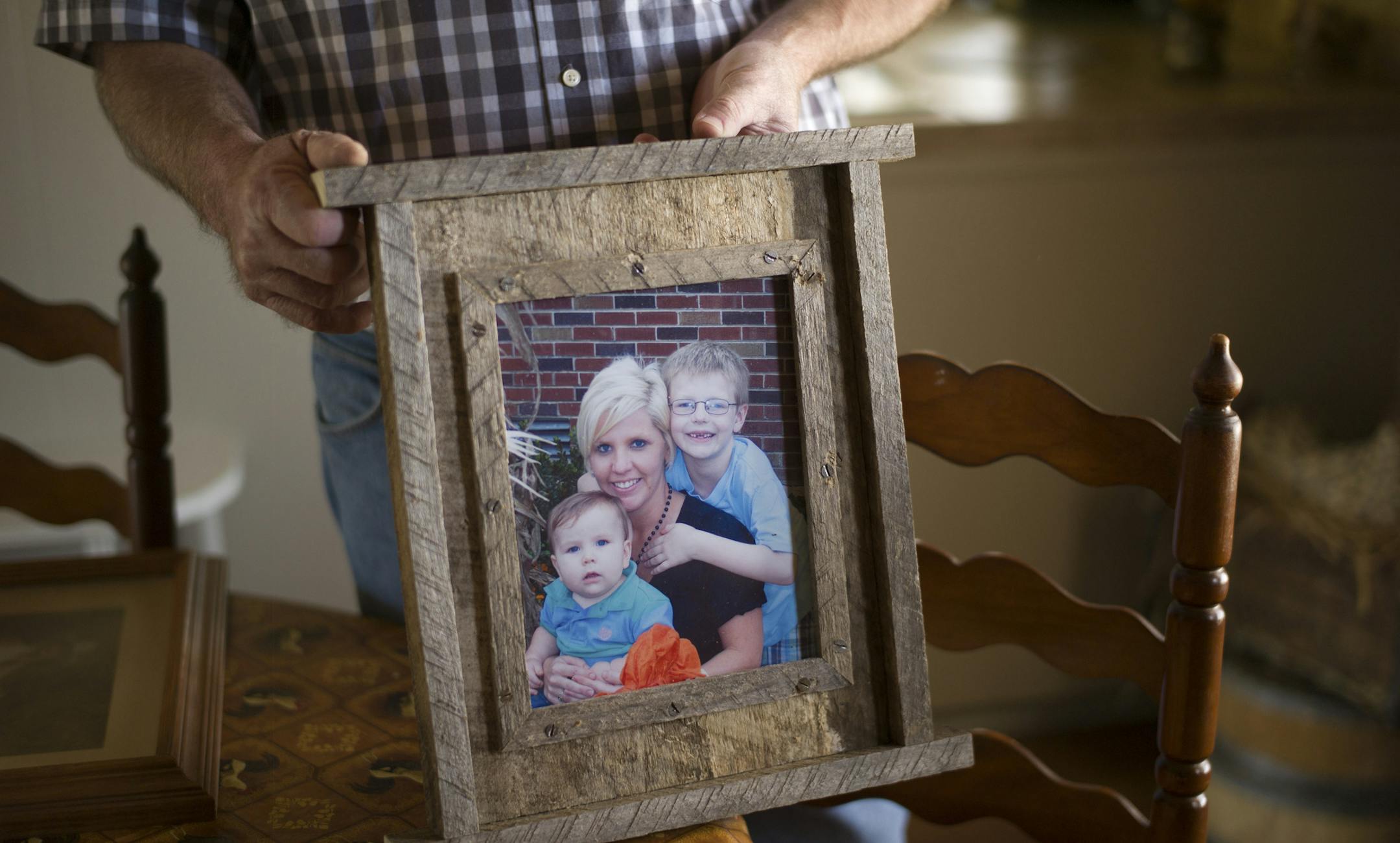 Steve Smith holds a photograph of his daughter, Aubrey Williams, who was killed when her 2006 Chevrolet Cobalt hit an eighteen-wheeler, in Anderson, Ala., March 10, 2014. A General Motors recall of 1.6 million cars, including the model Williams was driving, has accident victims, their relatives and authorities across the country re-examining crashes for clues that a faulty ignition switch might have played a role. (Bob Miller/The New York Times)