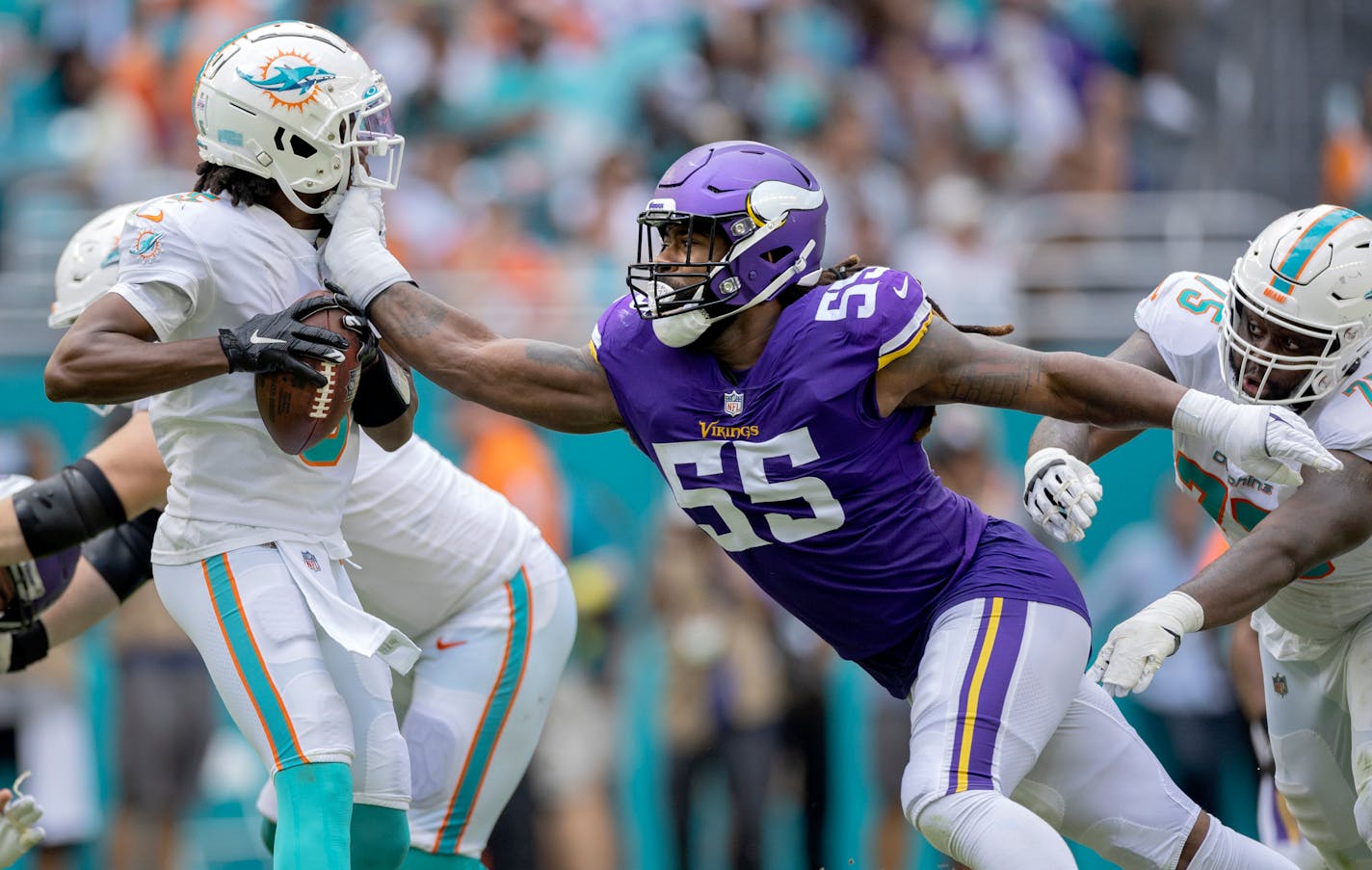 Za'Darius Smith (55) of the Minnesota Vikings pressures Miami Dolphins quarterback Teddy Bridgewater (5) in the second Sunday, October 16, 2022, at Hard Rock Stadium in Miami Gardens, FL. ] CARLOS GONZALEZ • carlos.gonzalez@startribune.com.