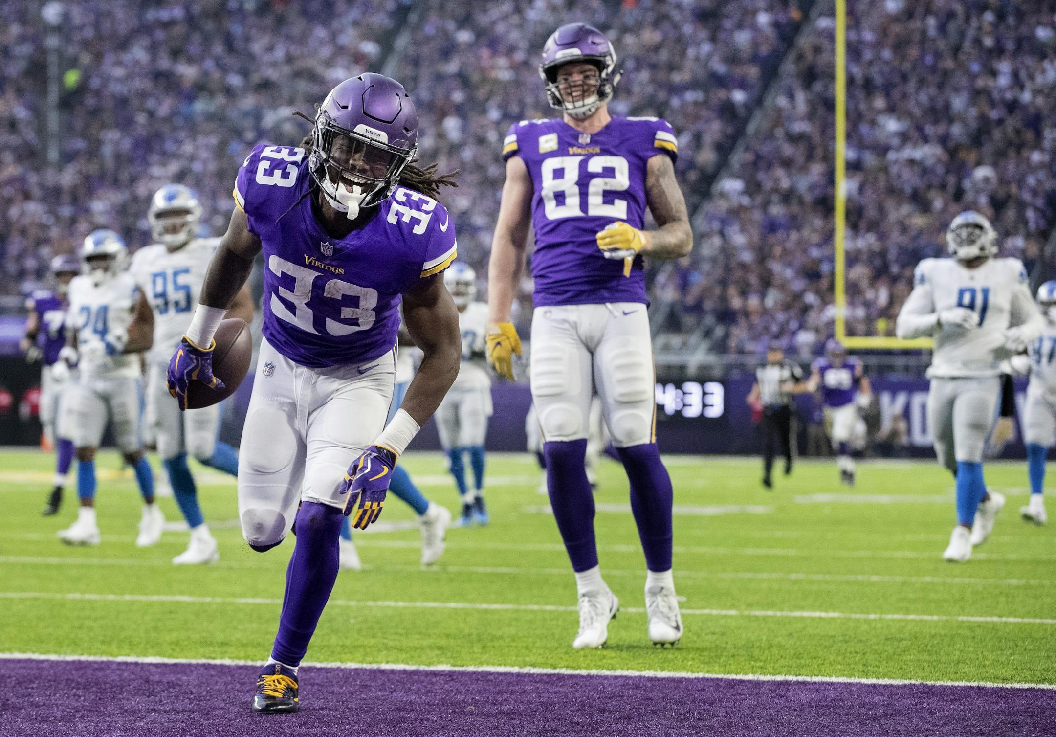 Dalvin Cook (33) reacted after a 70-yard run in the second quarter.
