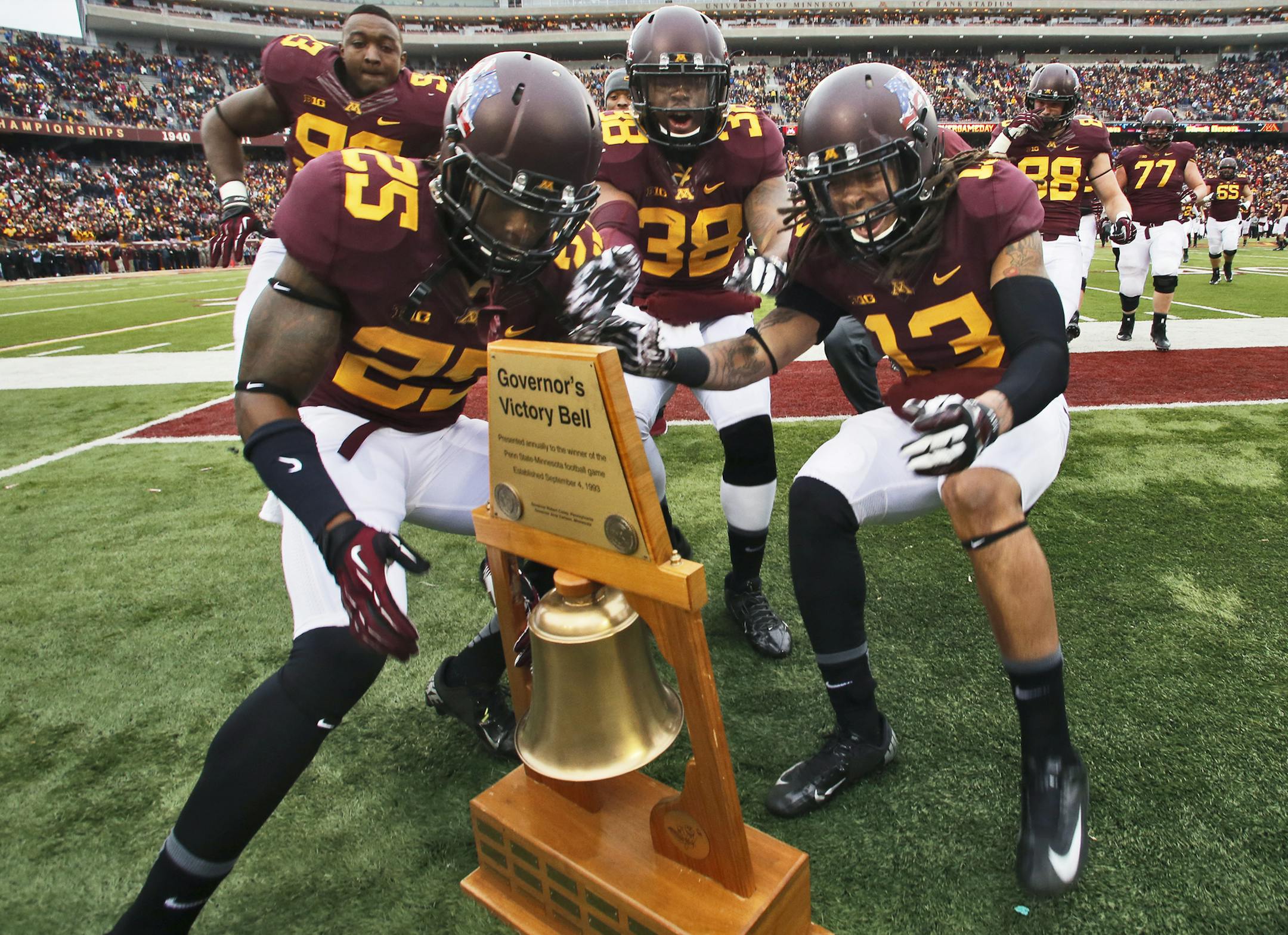 Minnesota Gophers vs. Penn State. Minnesota won 24-10. Minnesota players ran across the playing field to claim the Governor's Victory Bell at the end of the game. (MARLIN LEVISON/STARTRIBUNE(mlevison@startribune.com)