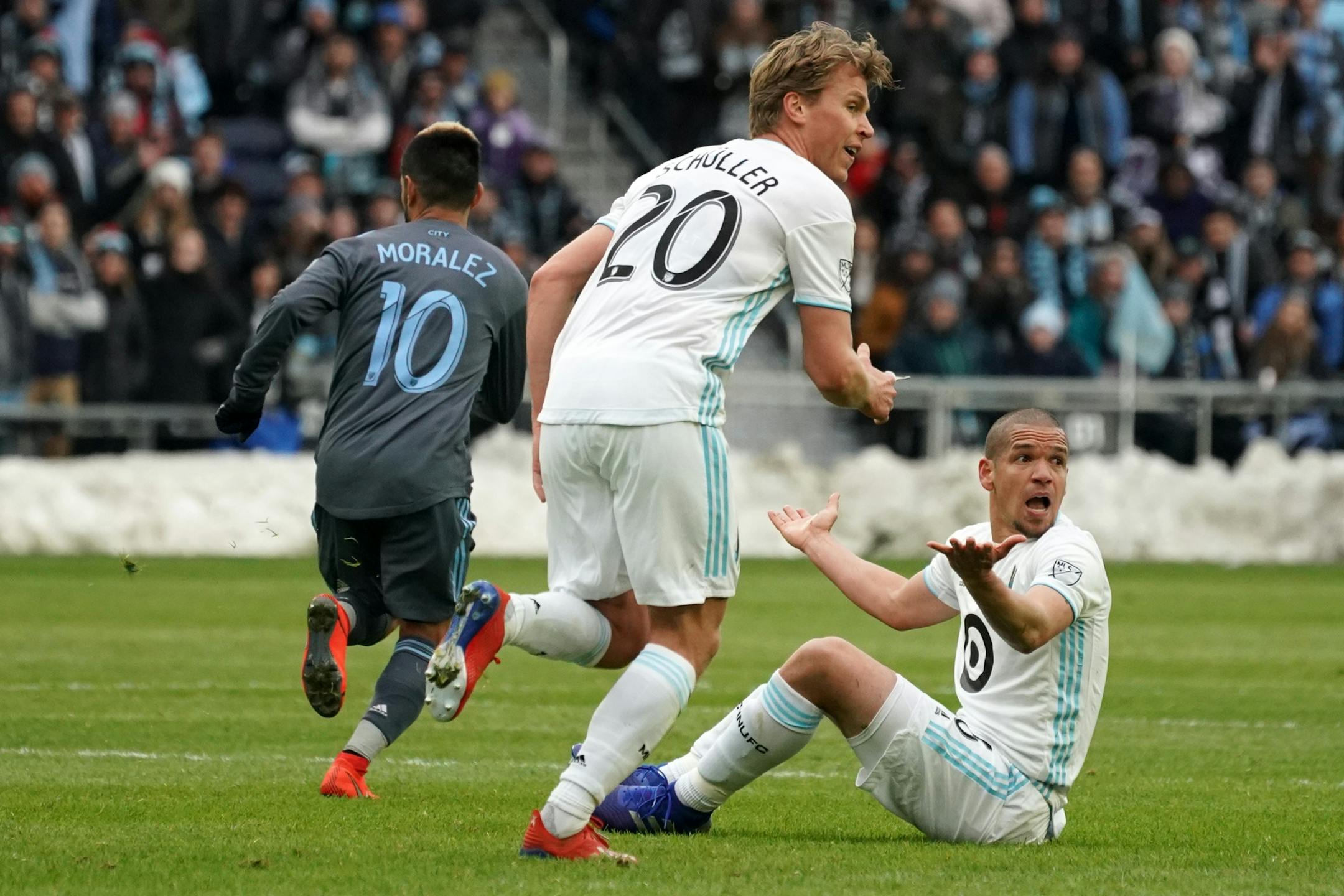 Minnesota United midfielder Osvaldo Alonso (6) gestured to the officials for a call after he was taken down late in the second half.
