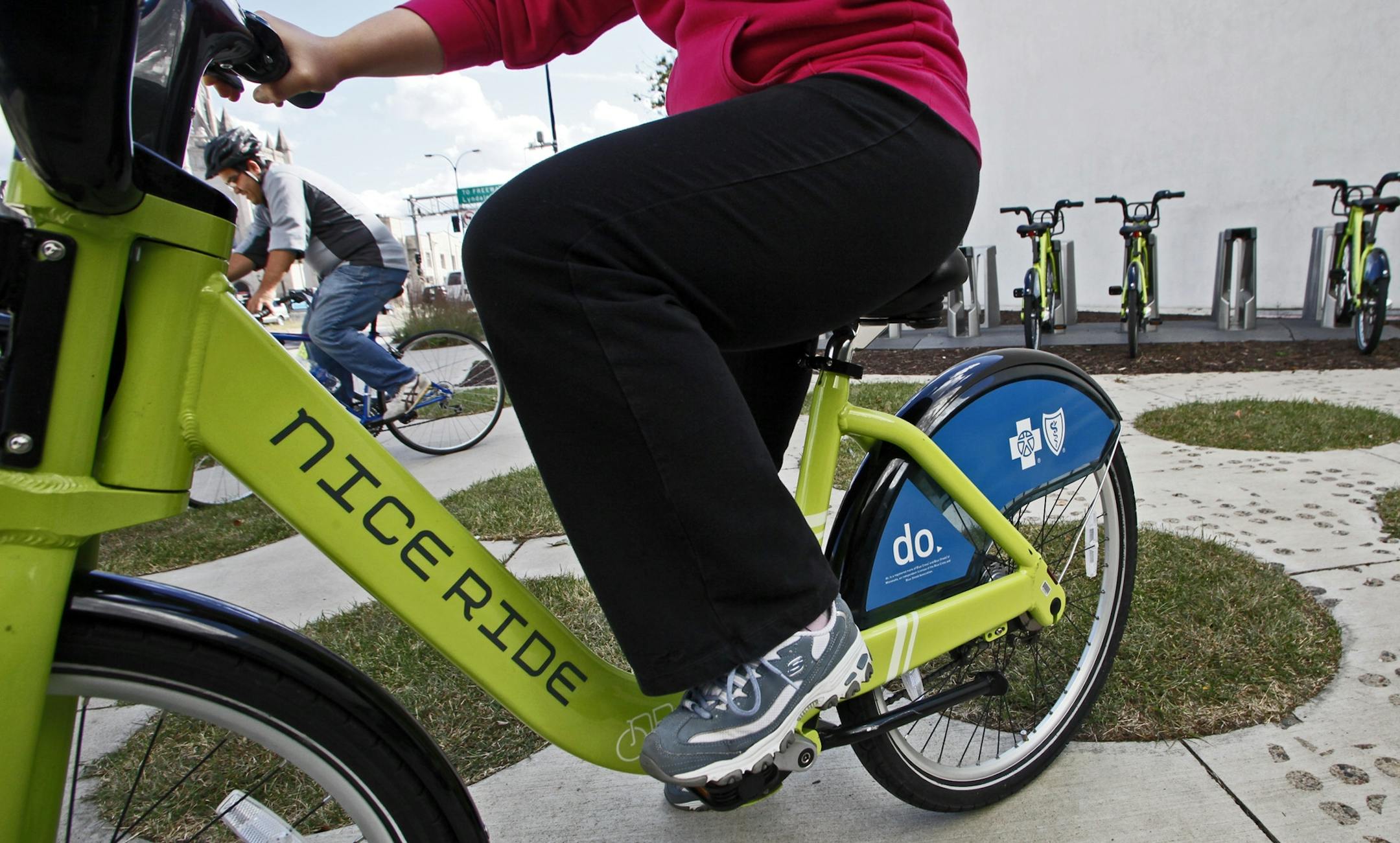 MARLIN LEVISON * mlevison@startribune.com September 4, 2010 - GENERAL INFORMATION: Minneapolis bike rental program called Nice Rides has been a huge success with bikes being rented out of the city racks at near capacity levels. IN THIS PHOTO: ] A Nice Ride bike left the bike rack at the Walker Art Center. ORG XMIT: MIN2014012320364673