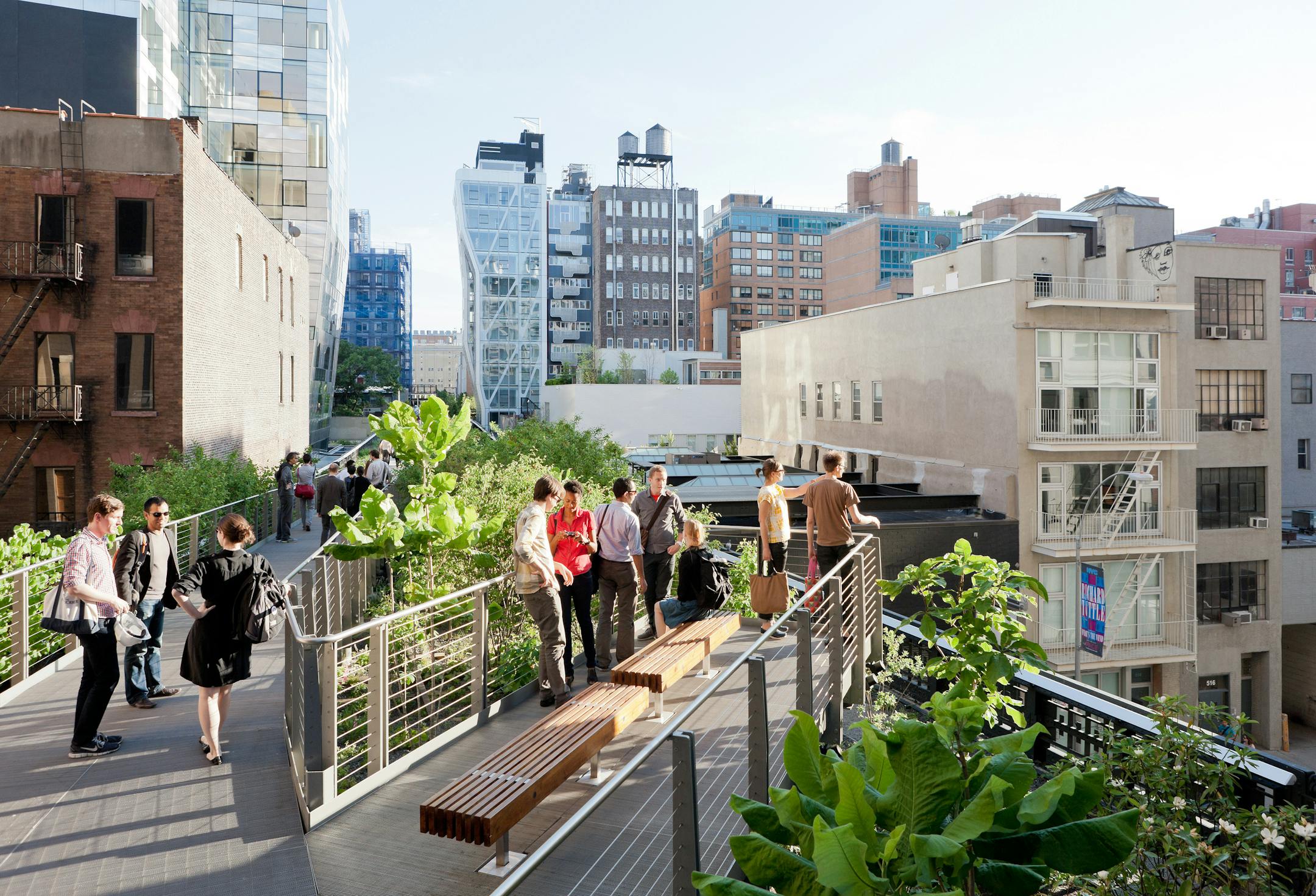 Falcone Flyover : Falcone Flyover, the pathway rises eight feet above the High Line, winding through a canopy of trees, between West 25th and West 27th Street, looking South © Iwan Baan