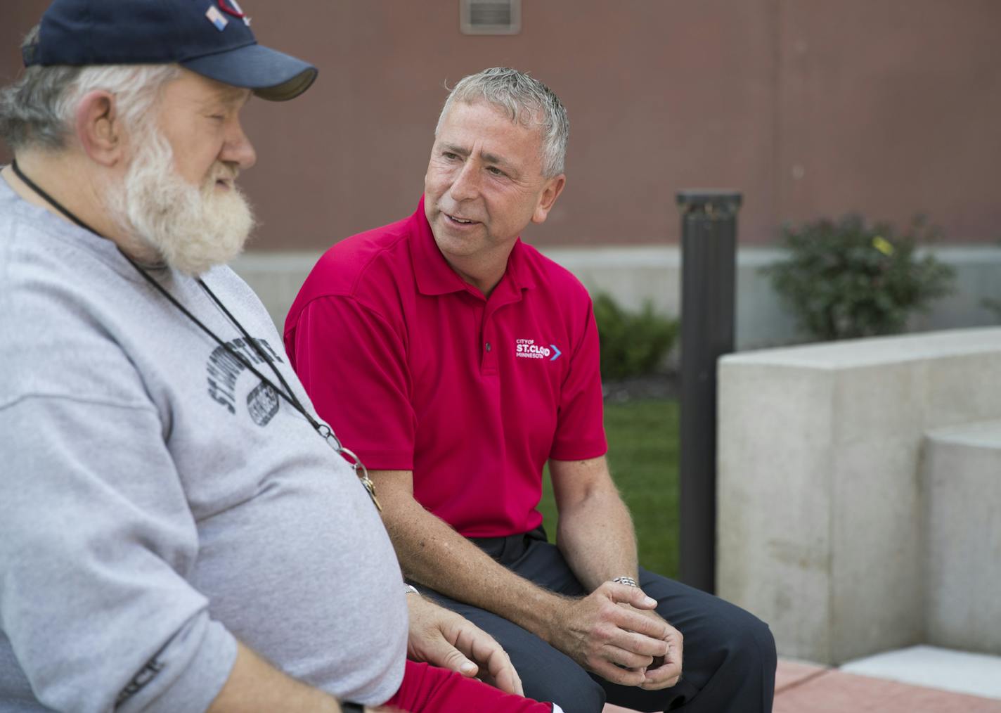 St. Cloud Mayor Dave Kleis, right, chatted with "Ike" Ruben Joseph Friedmann who was one of three people who showed up during one of the Mayor's town hall meetings at the new Lincoln Plaza on Tuesday, September 12, 2017, in St. Cloud, Minn. Some days there are many people and others only a few on these weekly public get-togethers. ] RENEE JONES SCHNEIDER &#x2022; renee.jones@startribune.com