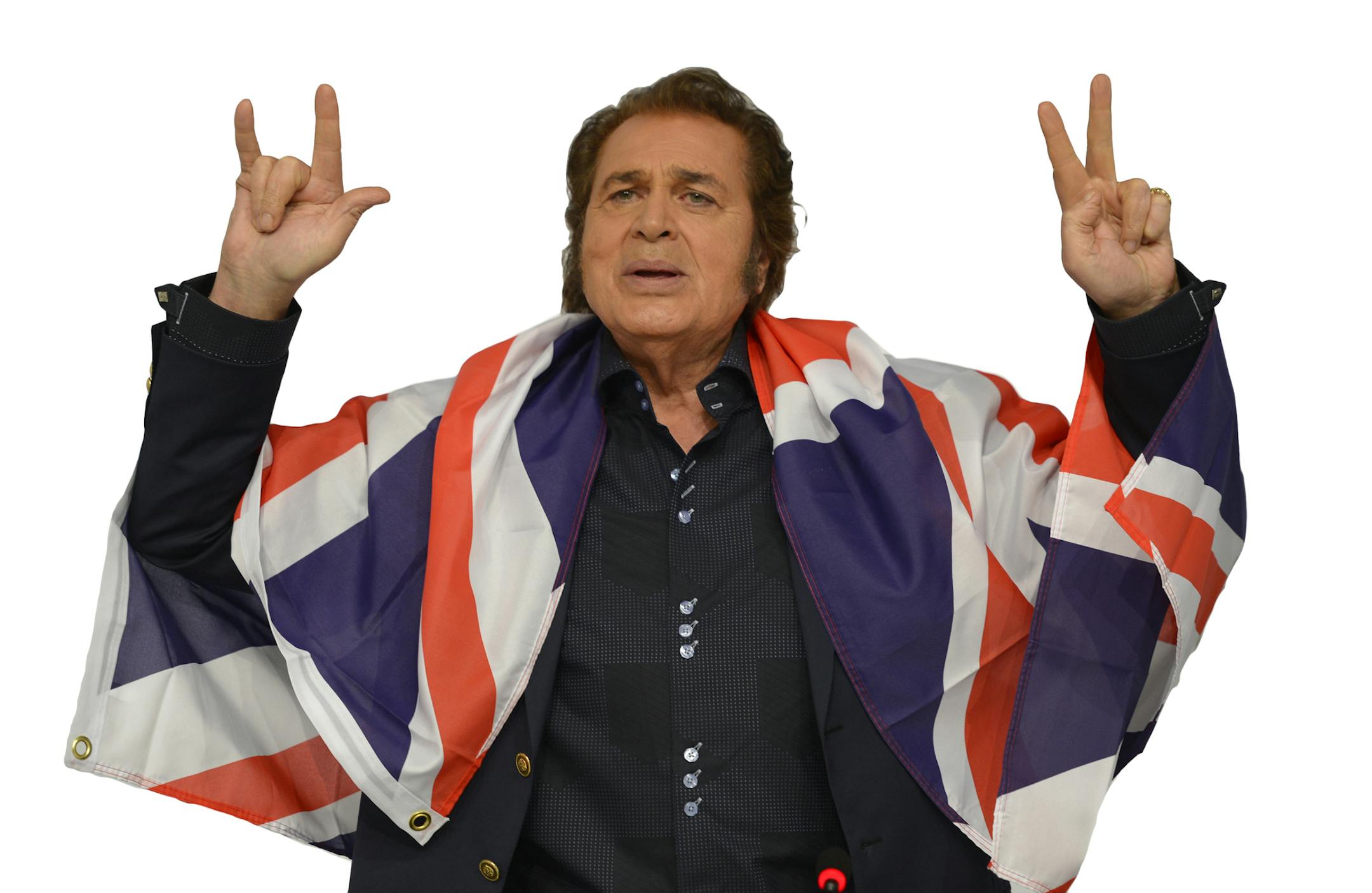 Der Saenger Engelbert Humperdinck (Grossbritannien) gestikuliert am Freitag (25.05.12) in Baku (Aserbaidschan) bei einer Pressekonferenz zum Eurovision Song Contests 2012 in einer "Union Jack" genannten Nationalflagge Grossbritanniens. Das Finale des Eurovision Song Contests 2012 findet am Samstag (26.05.12) statt. (zu dapd-Text Foto: Nigel Treblin/dapd ORG XMIT: 250512HAN107