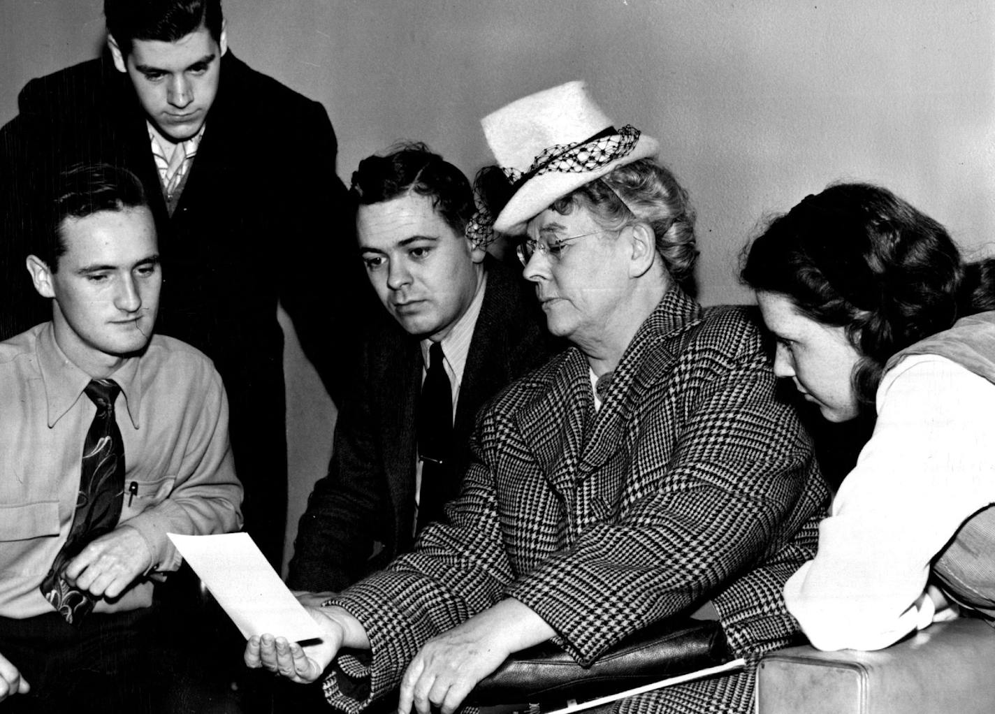 November 26, 1946 Discussion of the St Paul Tencherts strike Coffman Union by vary 7cGough, principal of Jefferson elementary school, St Paul, to a group of University students. Discussion sponsored by the Current Affairr group of the 7niversity Veternns Club. L to R: William Rouleau, St. Paul, Charles TIrown, North St. Paul, Miss McGough, Jean Poscoe, t Paul. In back is Richard. L. Harris St. Paul. Minneapolis Star Tribune