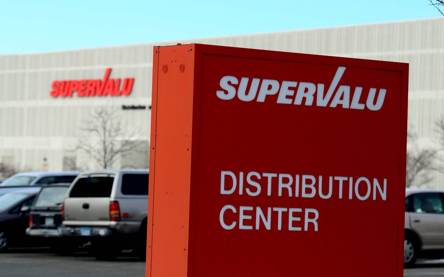 Eden Prairie-based grocery giant Supervalu will cut about 1,100 positions from its national workforce, including about 600 in Minnesota, the company announced Tuesday. Supervalu Distribution Center, in Hopkins Minn.] Richard.Sennott@startribune.com Richard Sennott/Star Tribune. , Eden Prairie Minn.Tuesday 3/26/13) ** (cq)