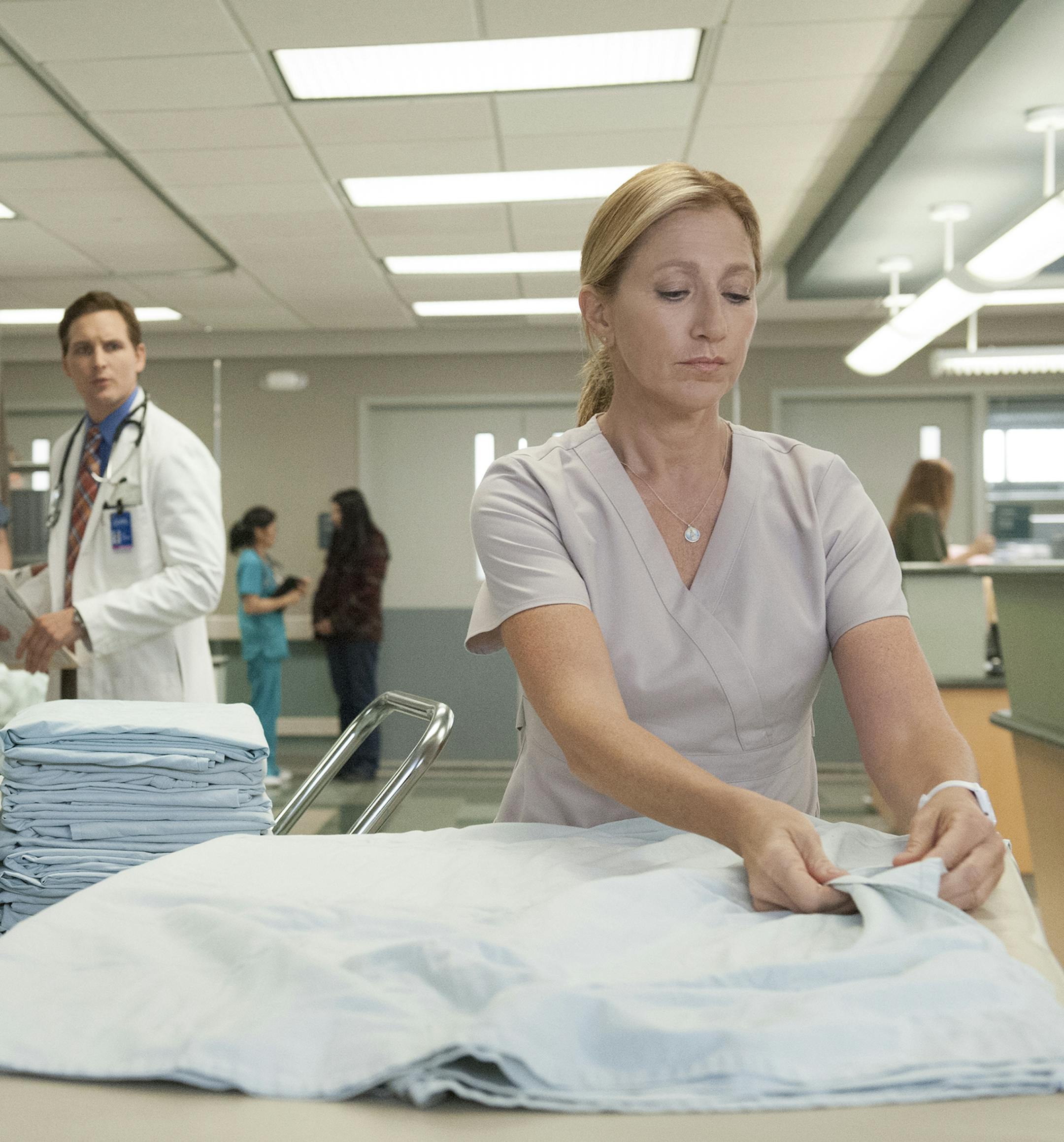 Betty Gilpin as Dr. Carrie Roman, Peter Facinelli as Dr. Cooper and Edie Falco as Jackie Peyton in Nurse Jackie (Season 7, Episode 02). - Photo: David M. Russell/SHOWTIME - Photo ID: nursejackie_702_1755.R