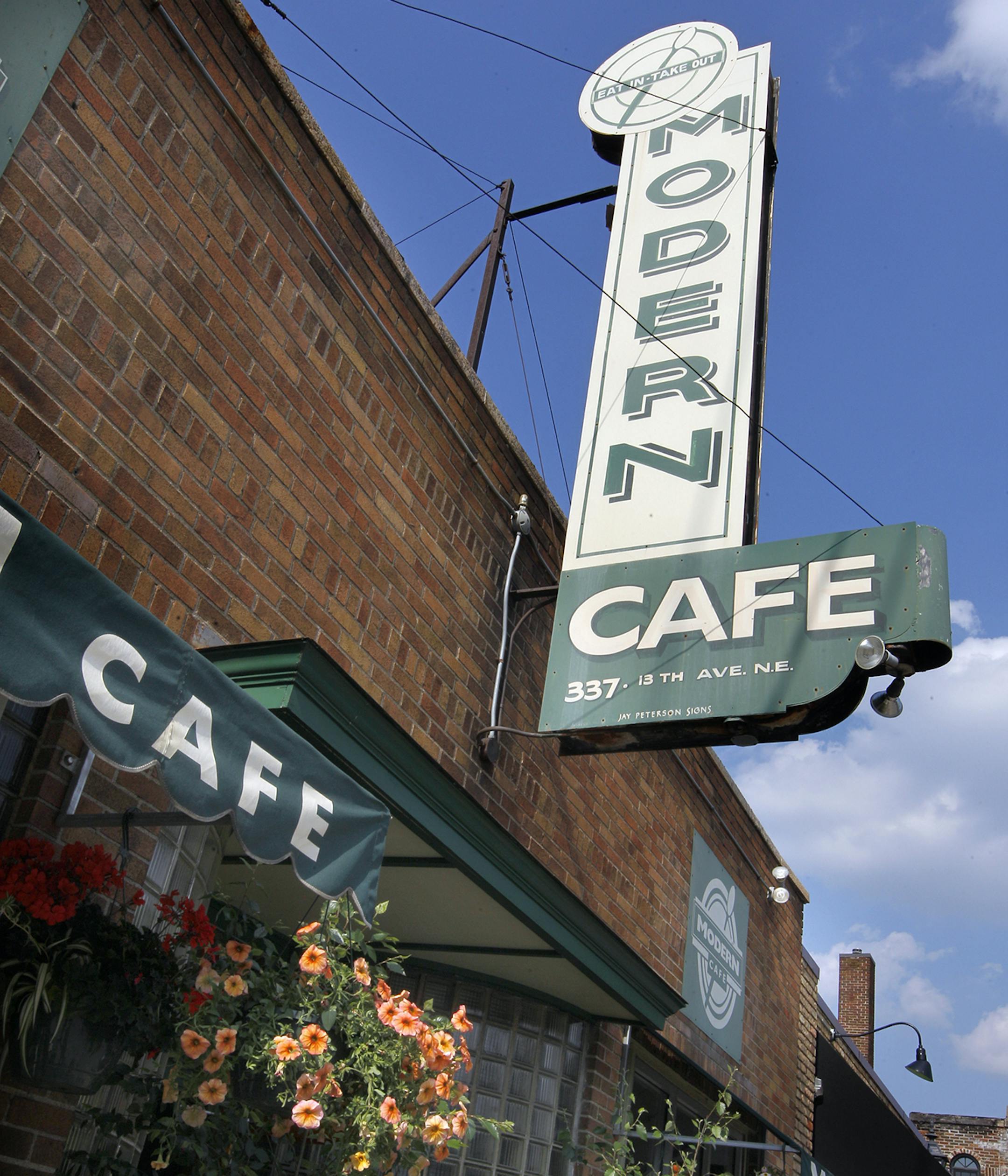 TOM WALLACE • twallace@startribune.com Assignment #20013044A Slug: rn070110 Date: June 24, Review of the Modern Café, 337 13th Av. NE, Owner, Jim Grell and chef Phillip Becht. Food, The pea soup, chicken breast, The "big bowl." _THIS PHOTO: ] Restaurant review of the Modern Cafe. ORG XMIT: MIN2014080512373418