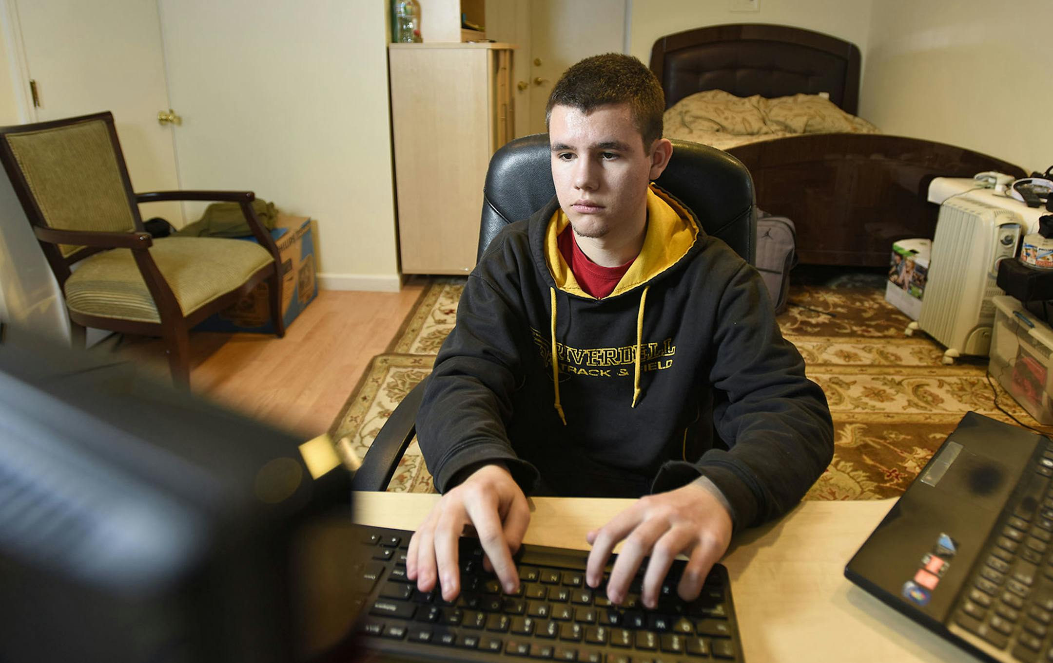 Andrew Bereza, 15, uses a computer in his room. He has earned almost $50,000 over the past eight months for designing a popular game on a children's gaming site called ROBLOX. (Michael Karas/The Record/TNS) ORG XMIT: 1162854
